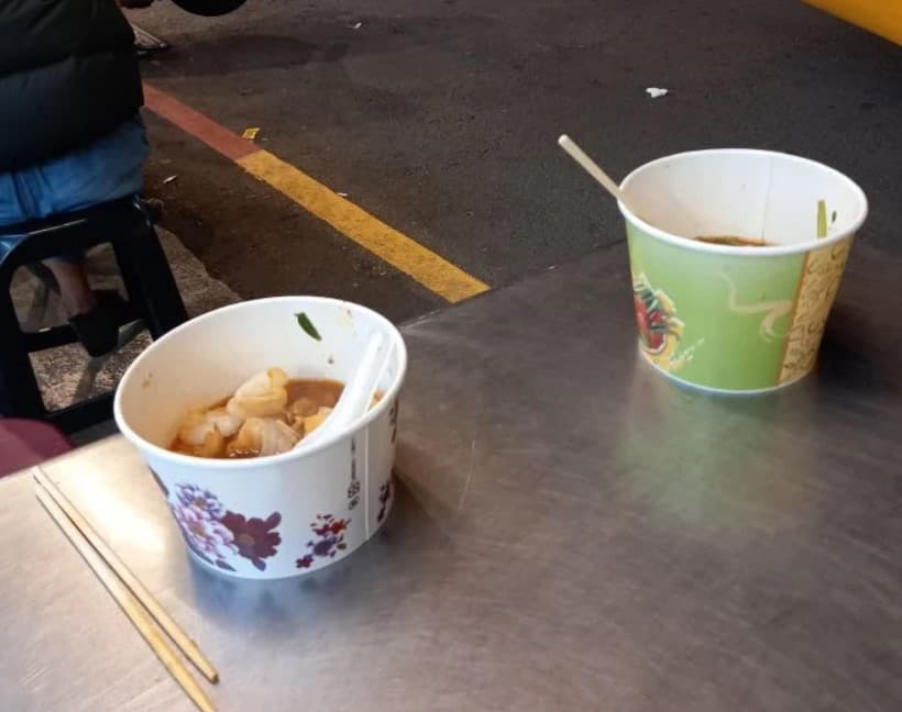 中壢車站附近一家滷味遭網友指控亂喊價,移工情侶只點一籃配料且分成2碗,居然要價300元。(翻攝自Dcard)