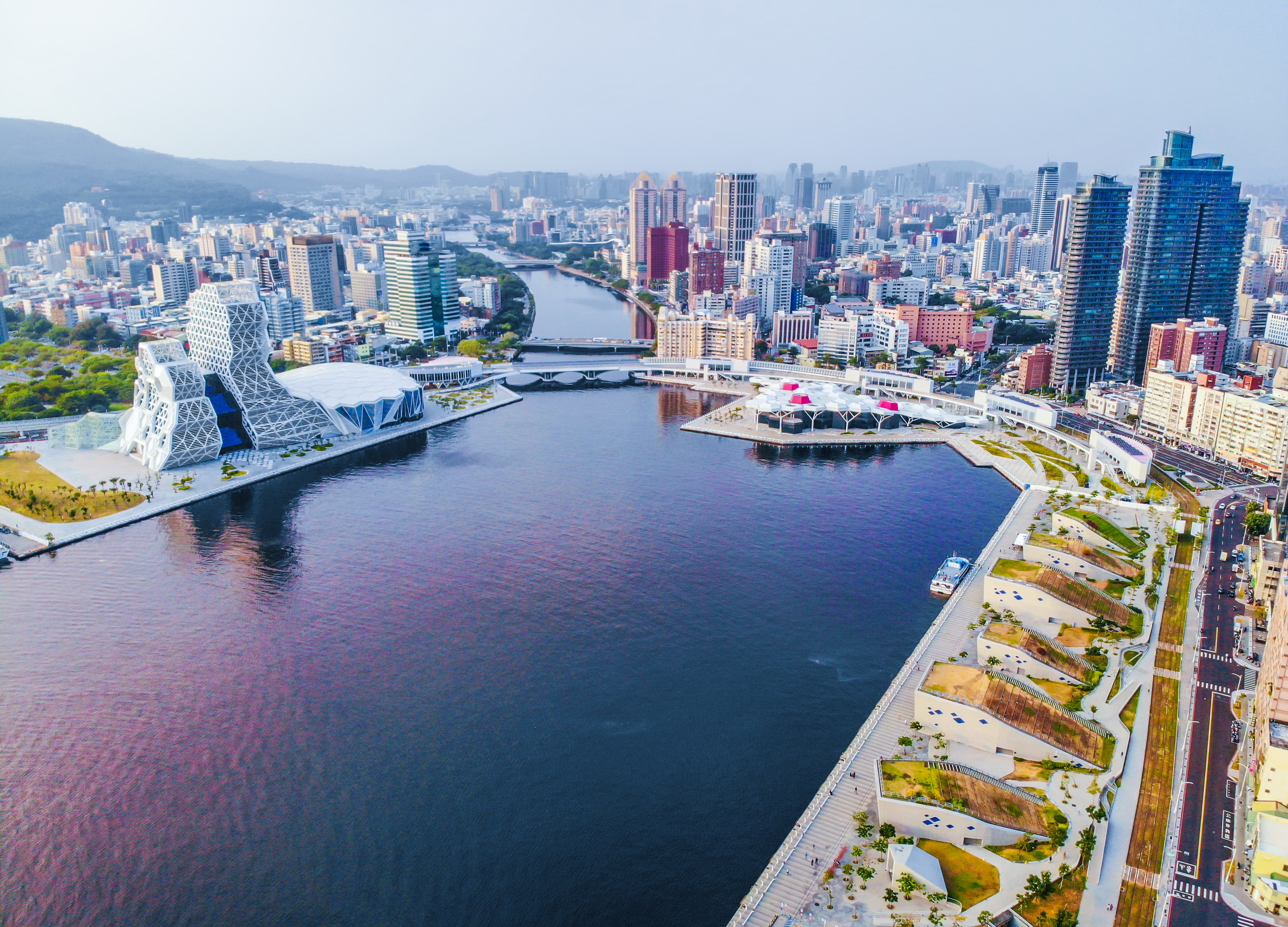 高流園區橫跨愛河兩岸，占地約12公頃。（高流提供）