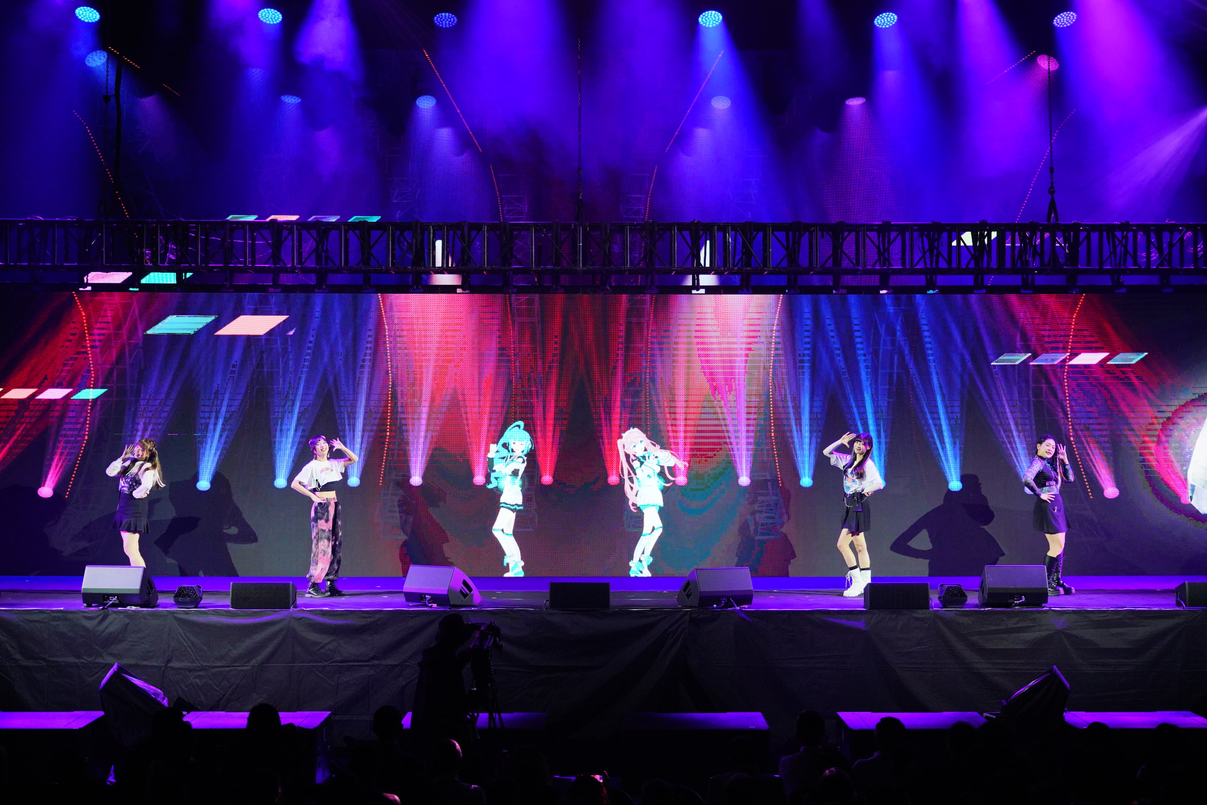高雄虛擬偶像「輕軌少女」於開幕演唱會進行虛實共演，呼應高雄推動5G AIoT產業。