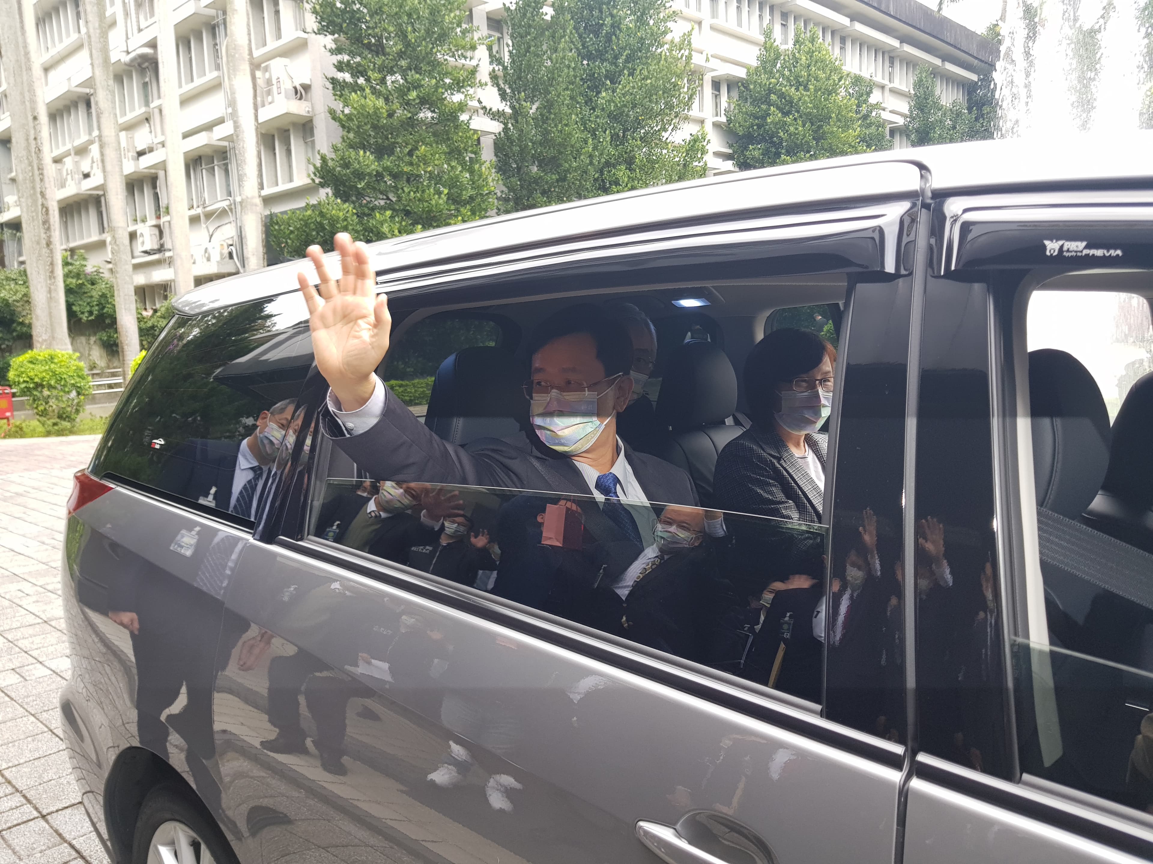 呂文忠卸下調查局長職務，昔日部屬紛紛揮手歡送他赴最高檢就任新職。