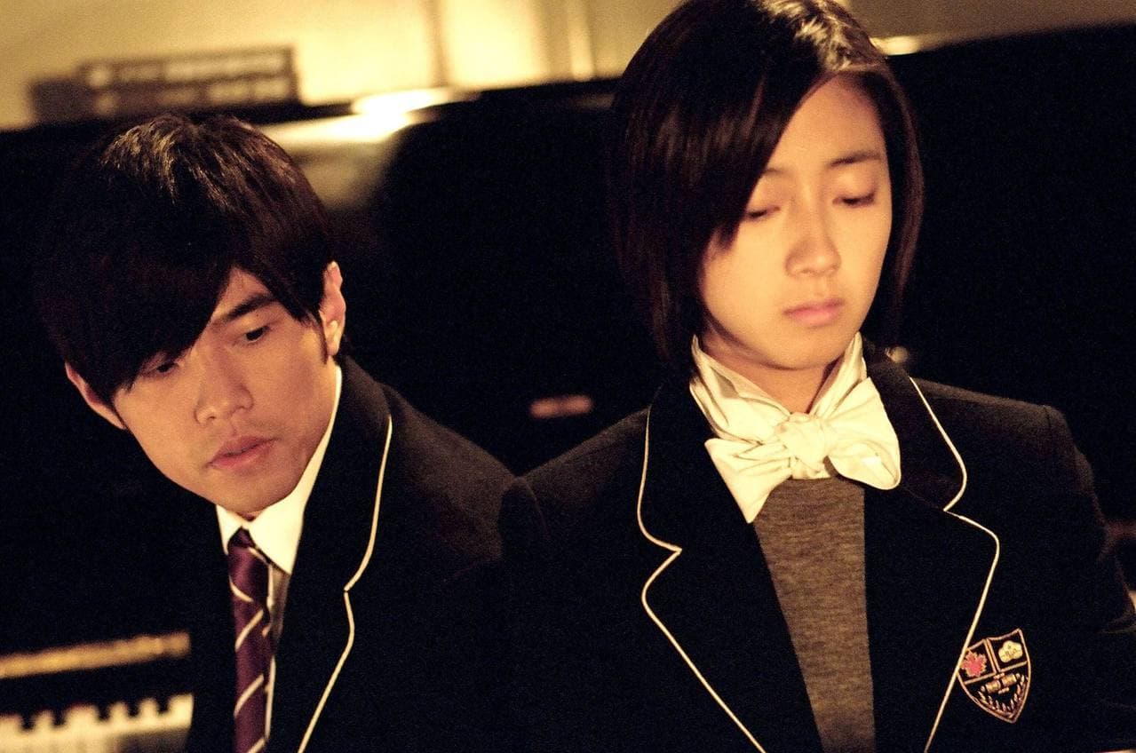 桂綸鎂出道作就是扮演高中生的《藍色大門》,之後《不能說的·秘密》跟周杰倫則扮演高中同學。(翻攝自網路)
