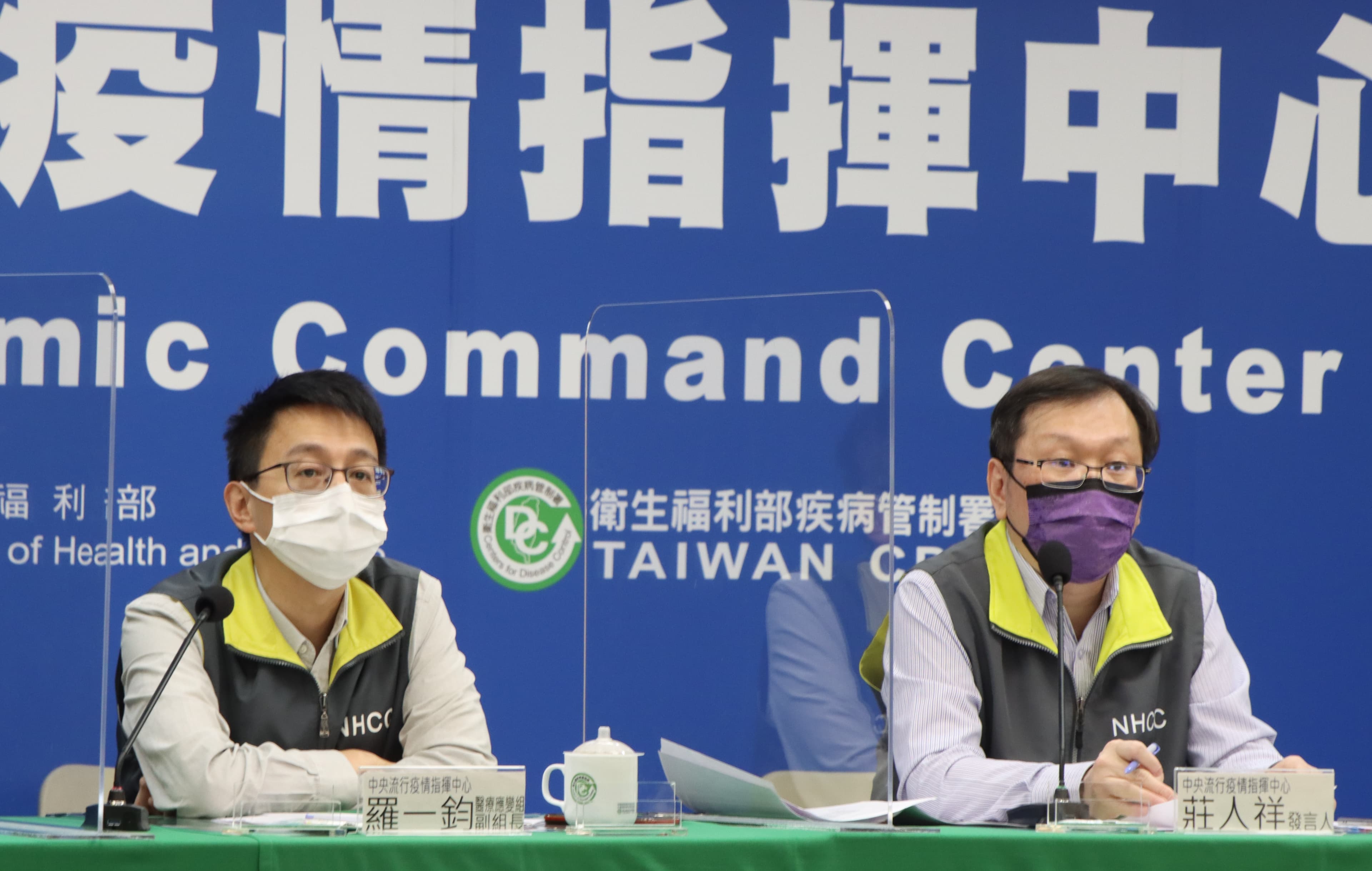 莊人祥（右）透露，11月17日10時起就會對外開放3,600間的集中檢疫所訂房。（指揮中心提供）