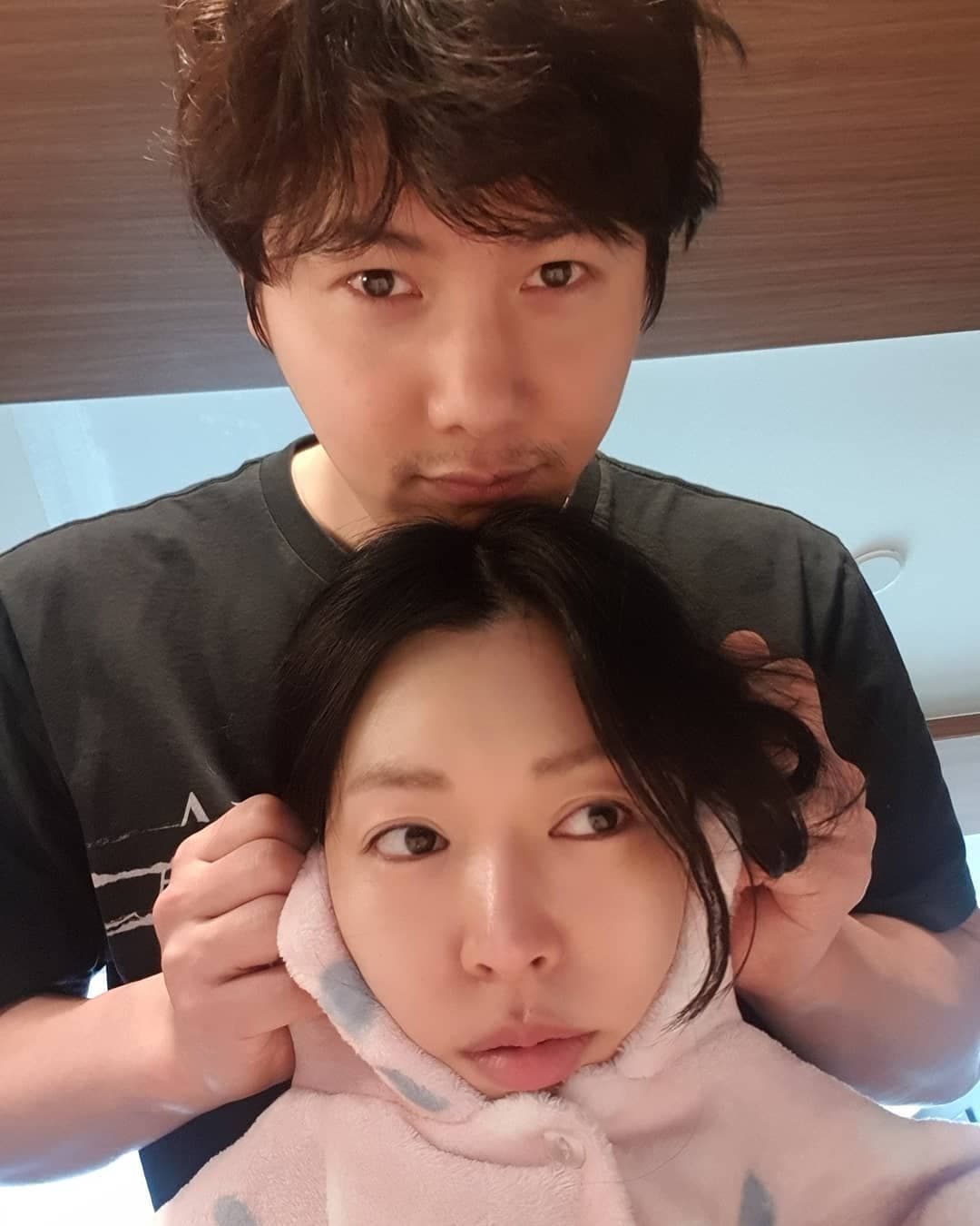 金素妍與李尚禹婚後沒有小孩,時常到處旅行,也會拍下逗趣的合照。(翻攝金素妍IG)