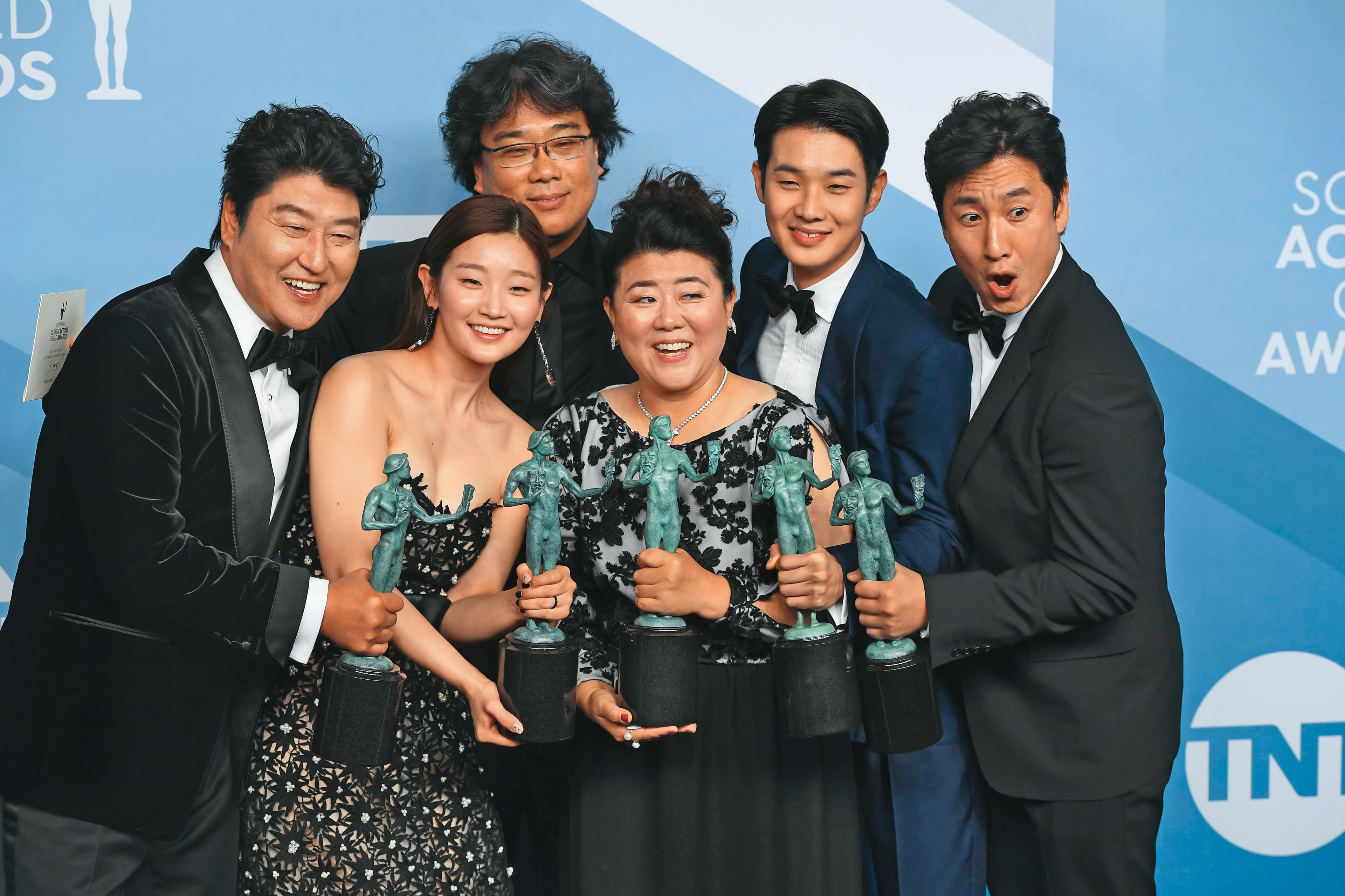 《寄生上流》獲得第26屆美國演員工會獎「最佳整體演出」大獎,李善均(右一)與導演奉俊昊(左三)和演員宋康昊(左起)、朴素淡、李姃垠和崔宇植笑得超開懷。(東方IC)