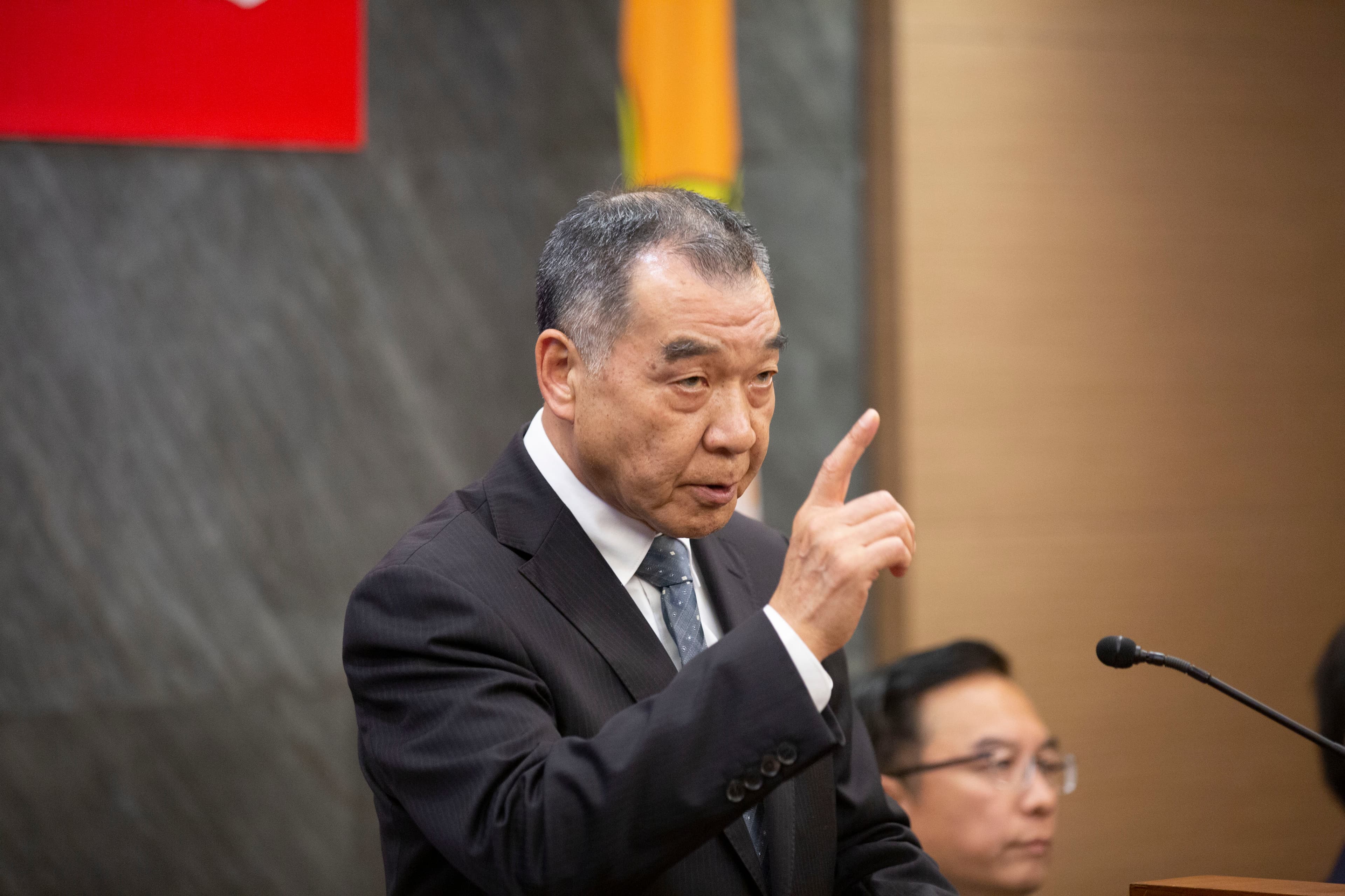 國防部長邱國正對於軍營遭擅闖十分不滿,據稱已下令將當日的指揮官拔官。(本刊資料照)