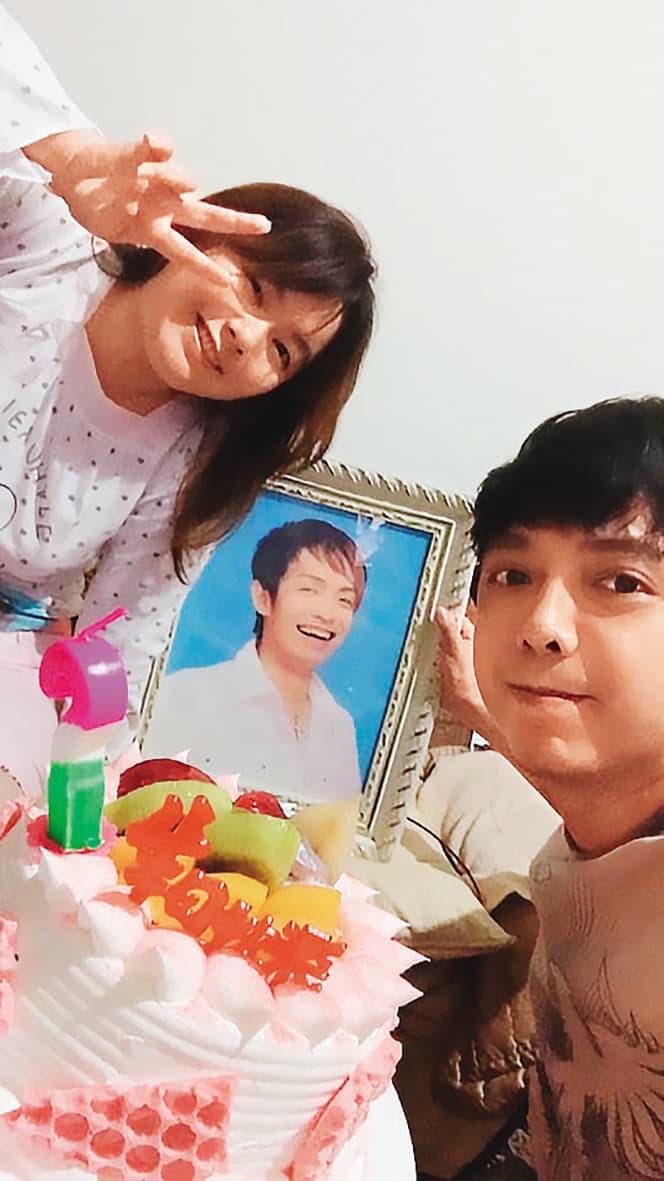 今年5月,小炳和女兒央央一起幫大炳過冥誕。(翻攝自小炳臉書)