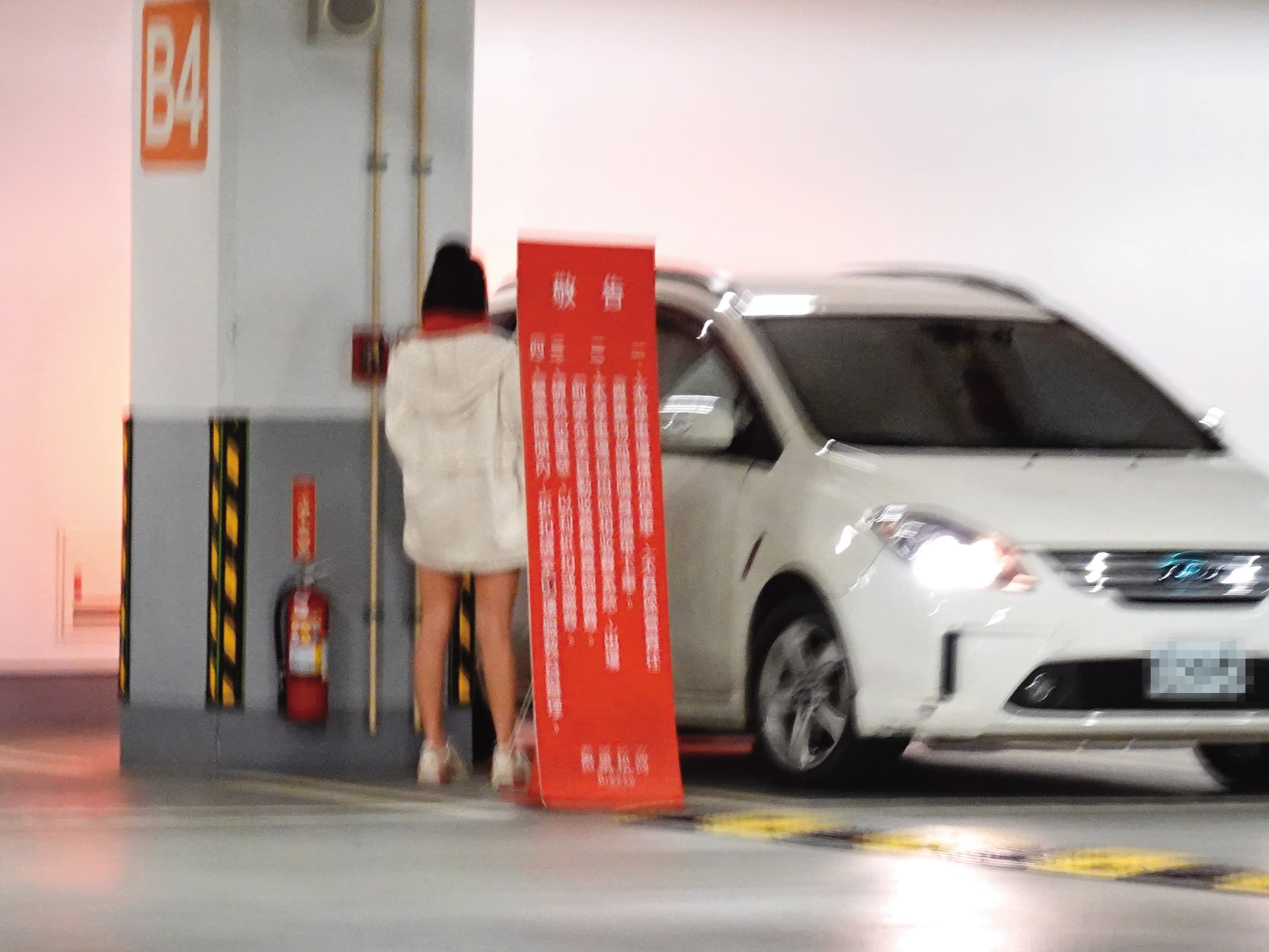22:23 范姜彥豐上駕駛座後，粿粿跟著上車。