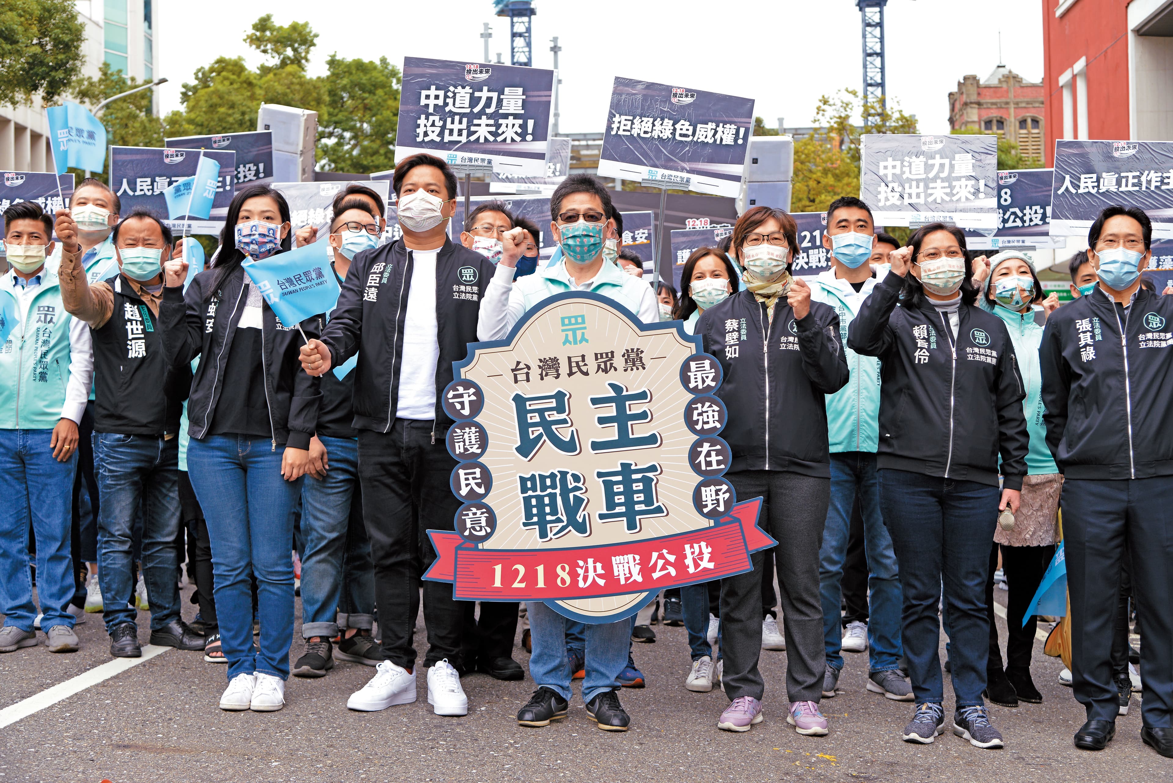 民眾黨定調公投「兩好兩壞」,但黨內民調卻顯示多數黨員看法與此不同。