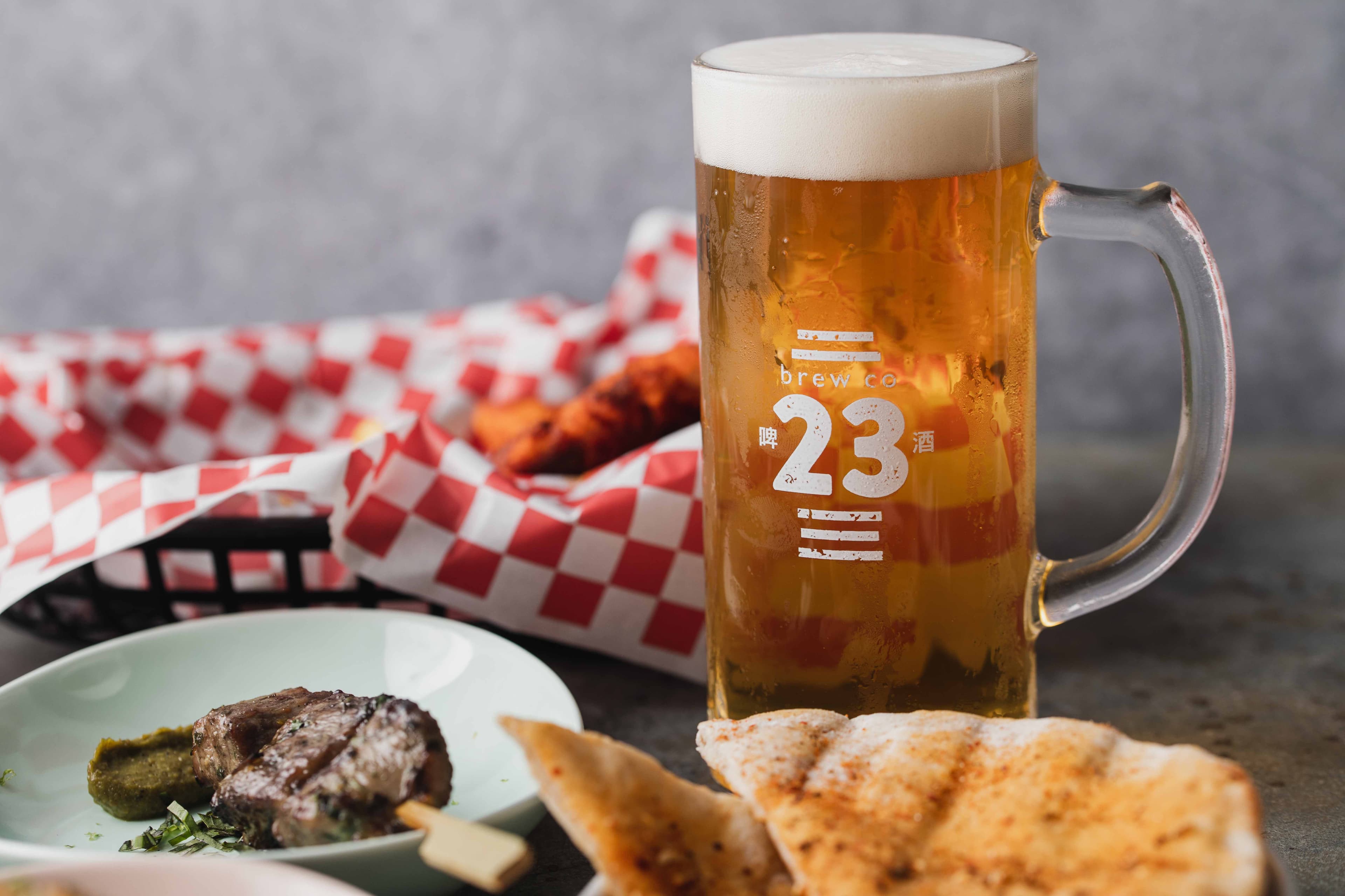 串串23以精釀啤酒搭配摩登串燒。（串串23提供）