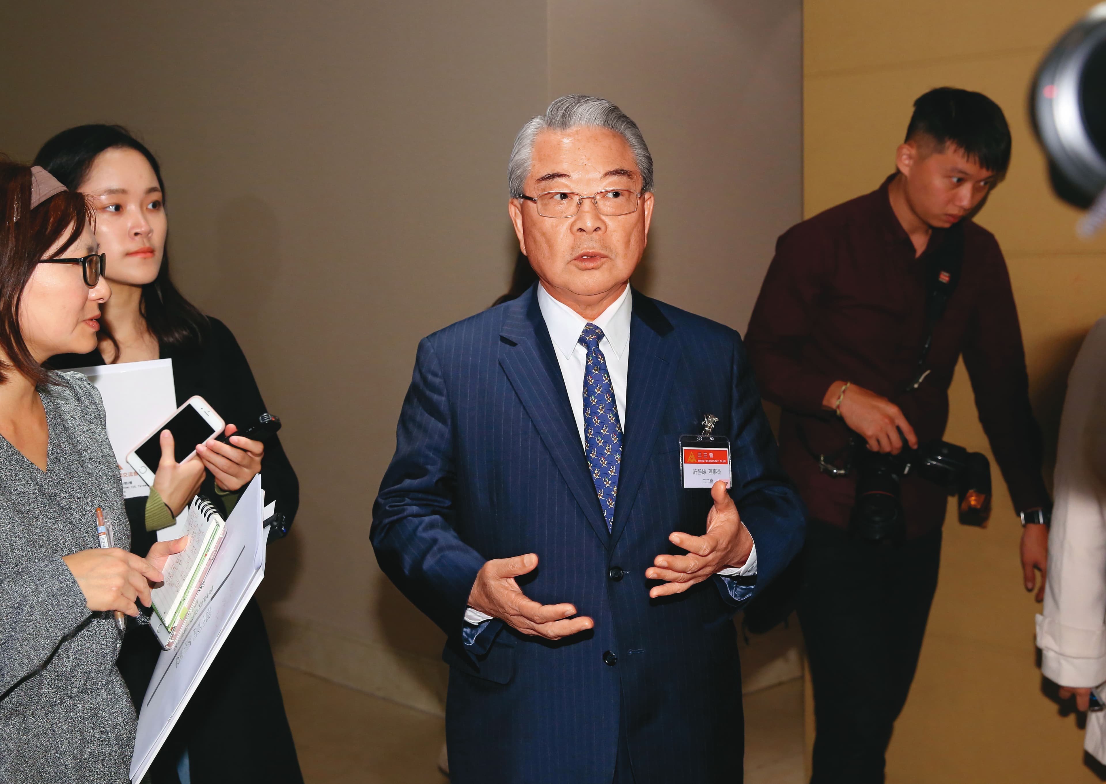 許勝雄(右)今年初修改員工認購庫藏股辦法,爆料者認為是為了自肥許介立。