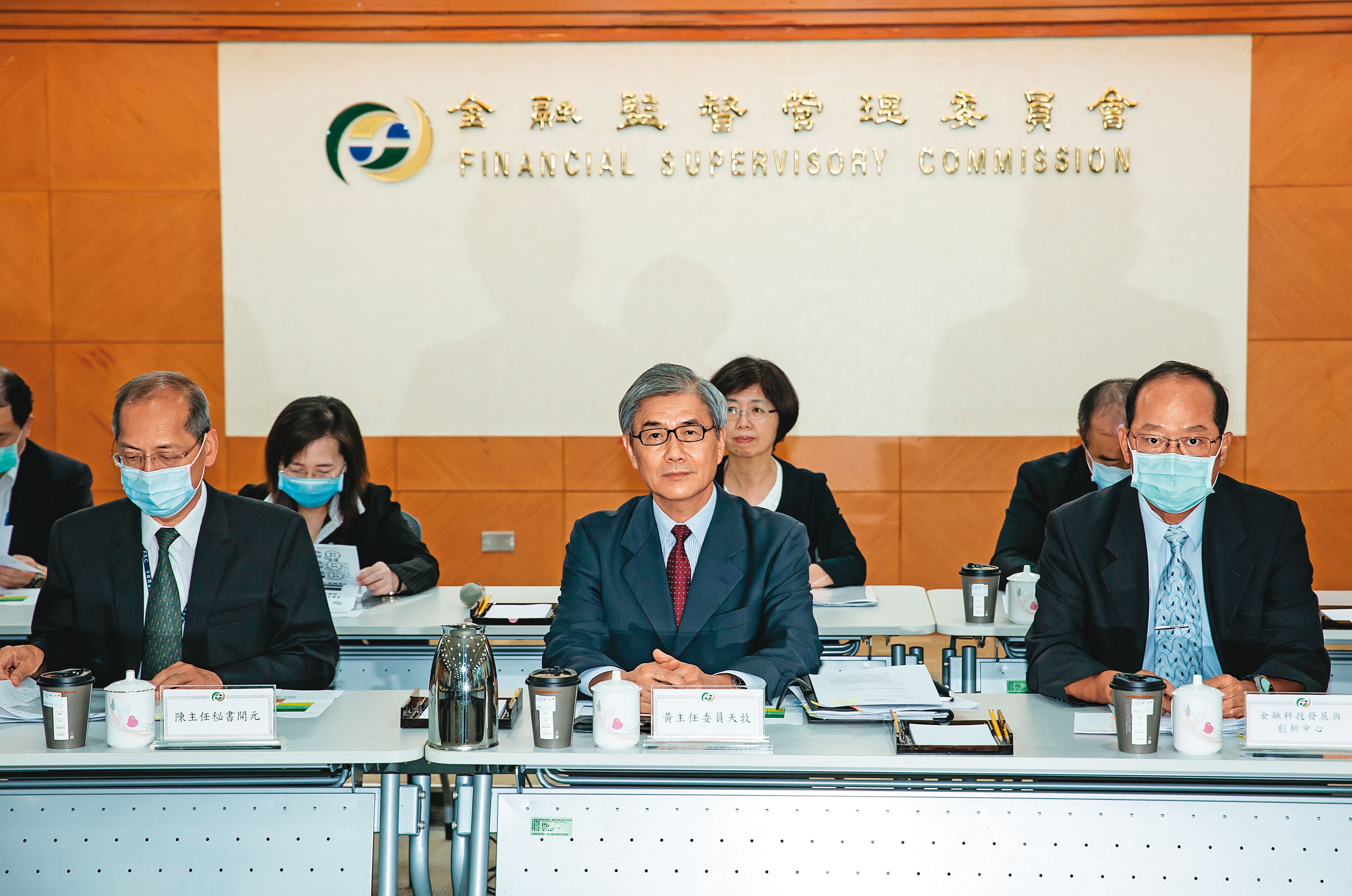 金管會官員表示,會要求證交所調閱董事會資料深入查核。前排中為金管會主委黃天牧。