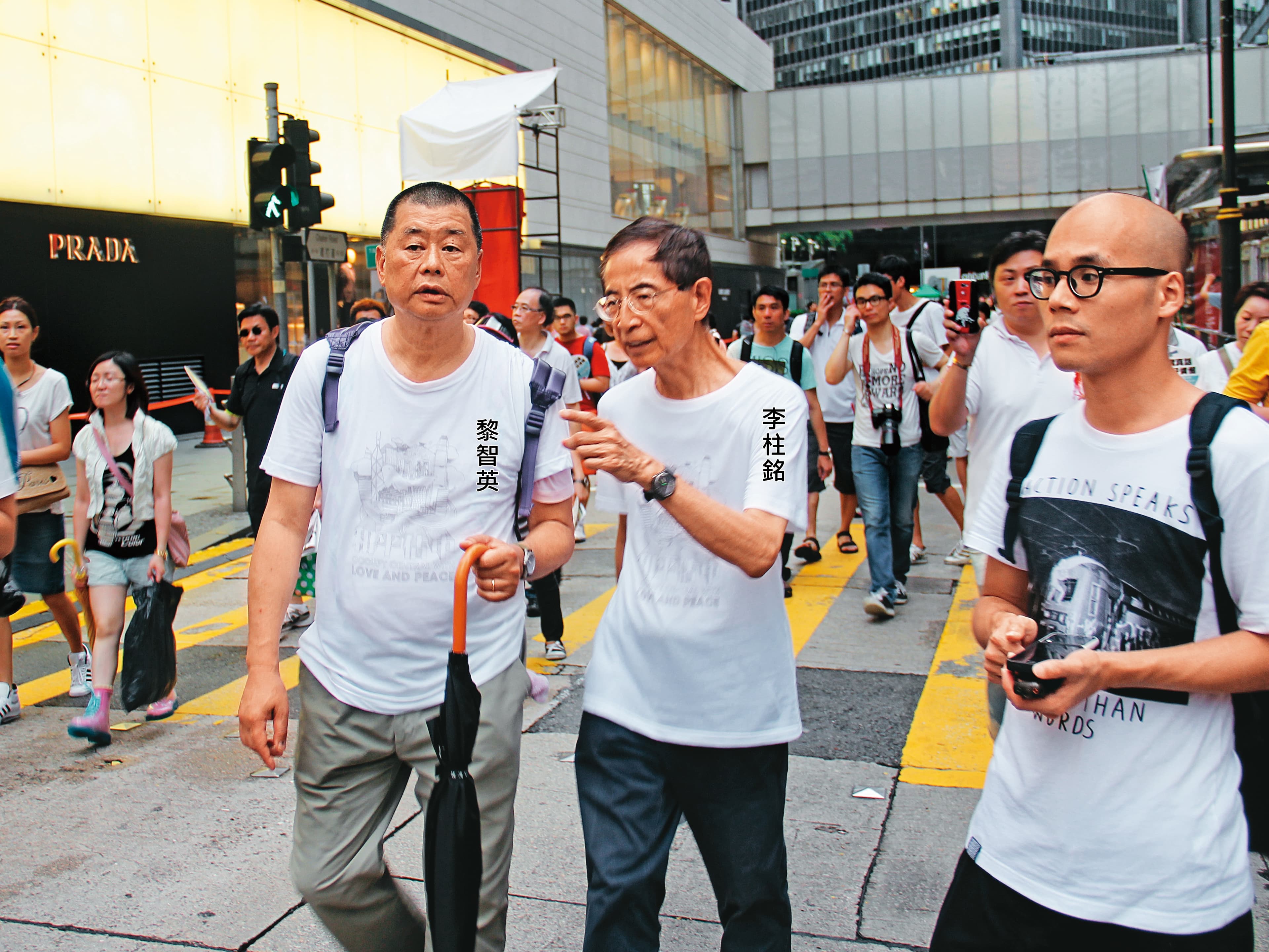 黎智英一直是香港民主派的支持者,圖為他和香港民主黨前主席李柱銘一起參加2013年的七一遊行。(翻攝維基百科-美國之音)