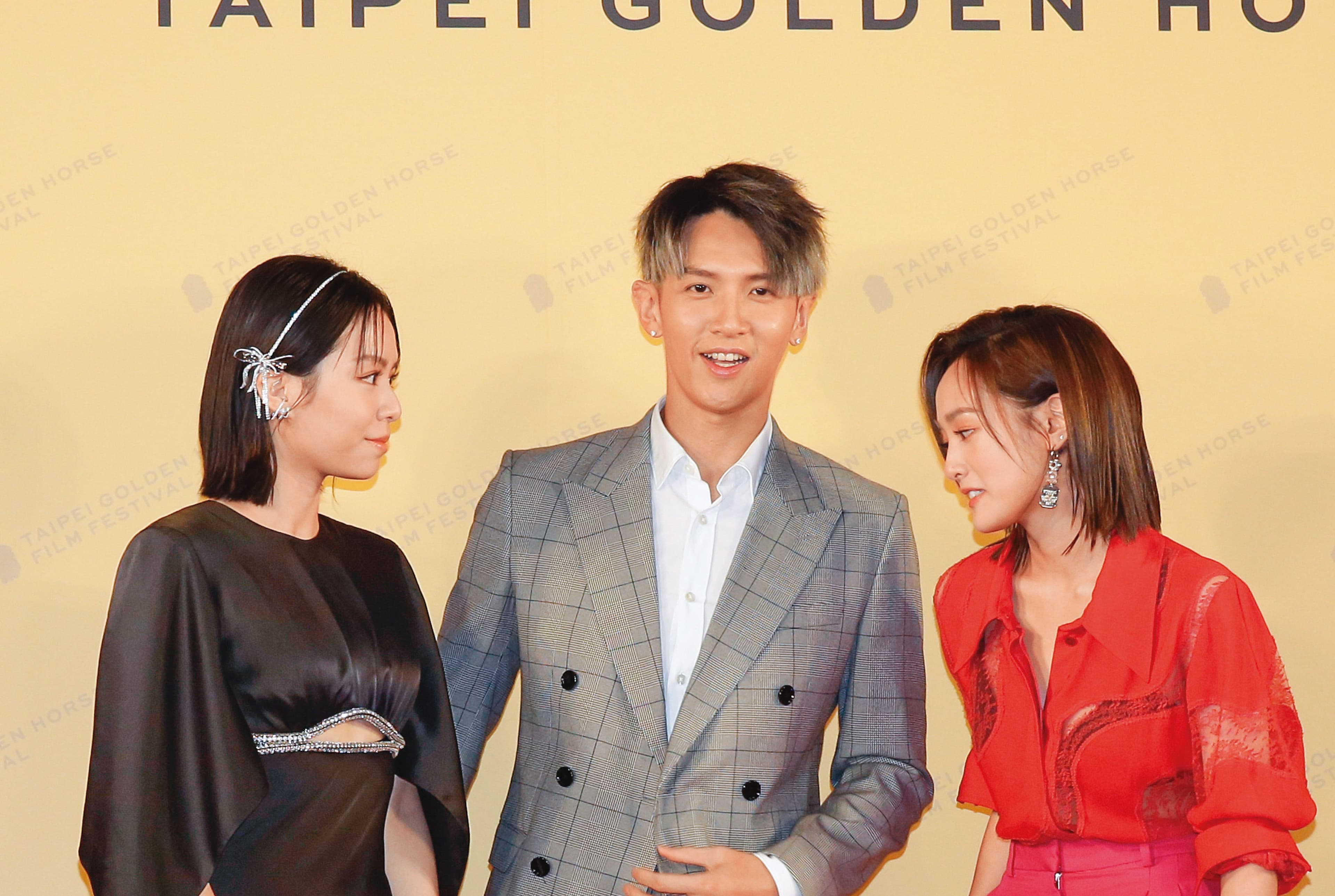 長髮是飯局妹?難怪宋芸樺(左)、王淨(右)出席《月老》金馬影展首映場,都剪短髮。中為柯震東。