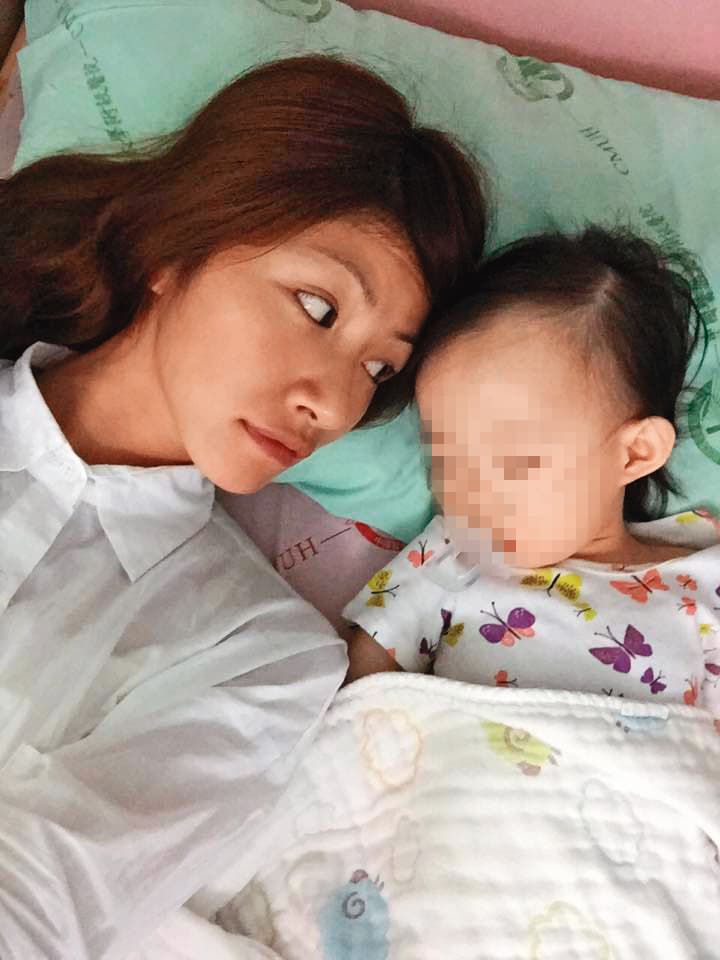 李千那(左)過往有段婚姻,還要扶養一對兒女,但是桃花沒有斷過。(翻攝自李千那臉書)