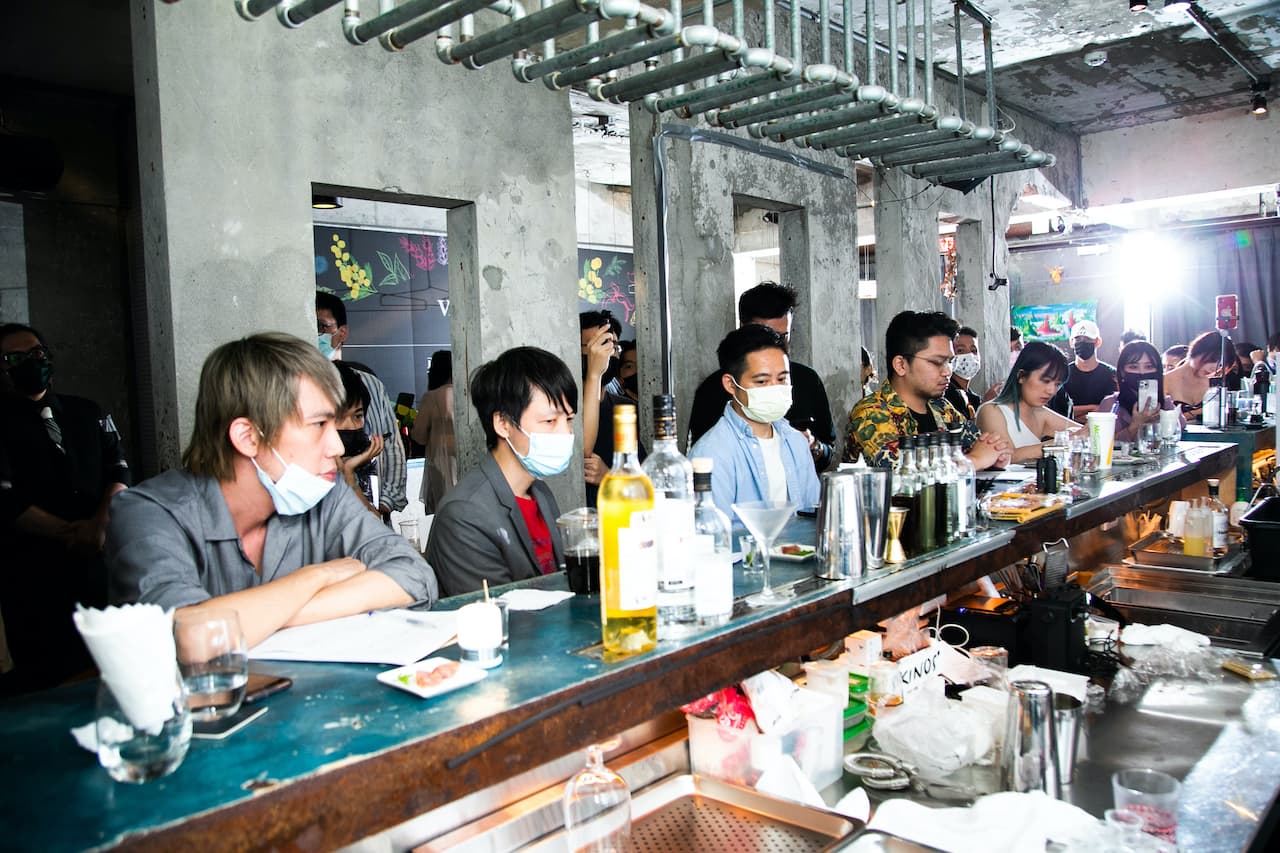 「第一屆合力勇氣琴酒挑戰賽」由琴酒達人鄭哲宇（Soso）（左3）領軍組成的評審團隊。
