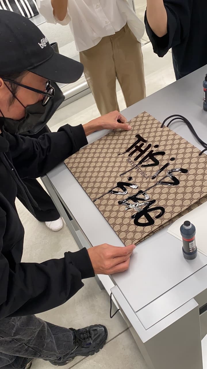 BALENCIAGA請到塗鴉藝術家,在本次限量販售的包裝外,進行個性化訂製塗鴉。