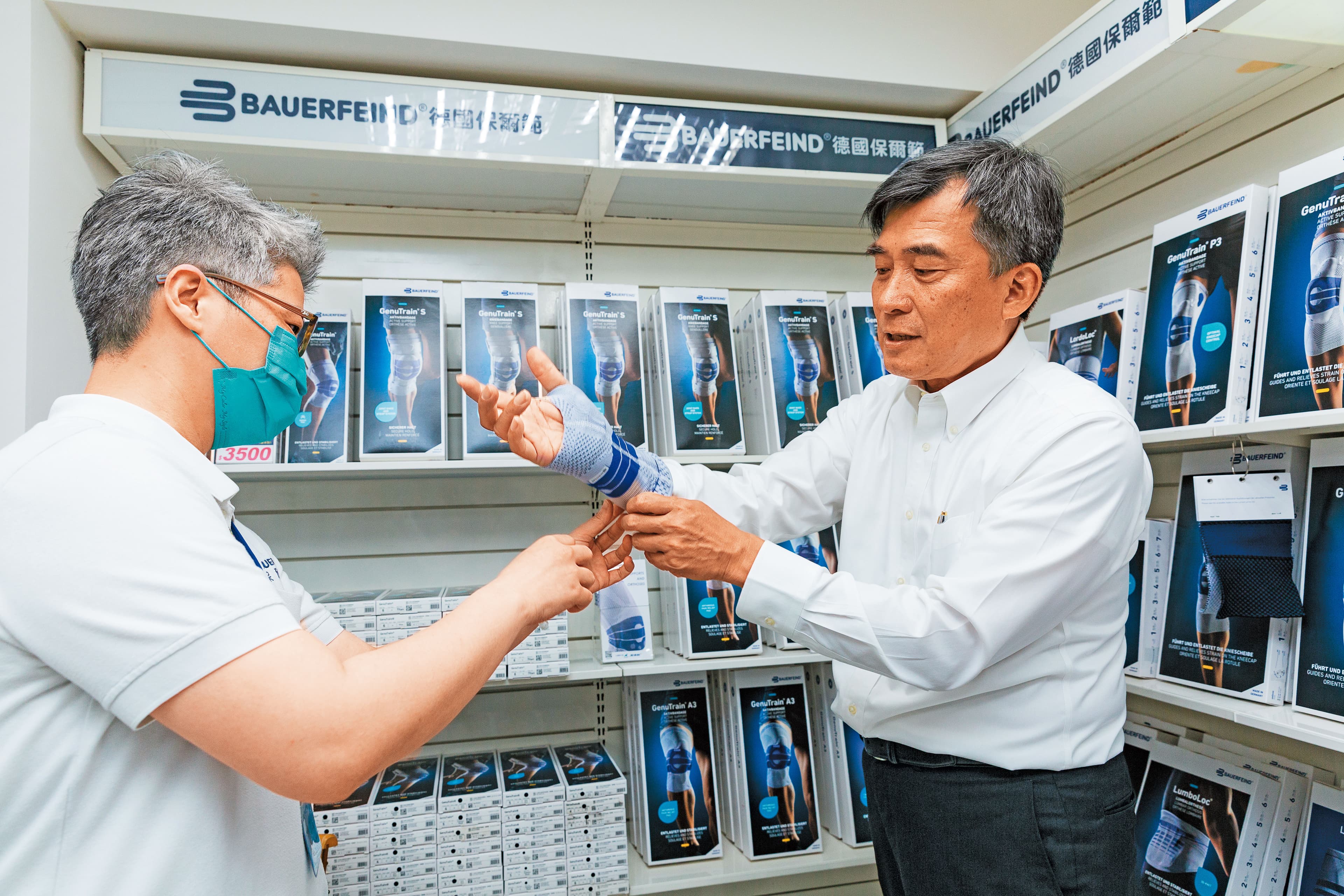 賴調元(右)曾抱小孩抱到罹患媽媽手,全靠自家代理的醫療型護具護理。