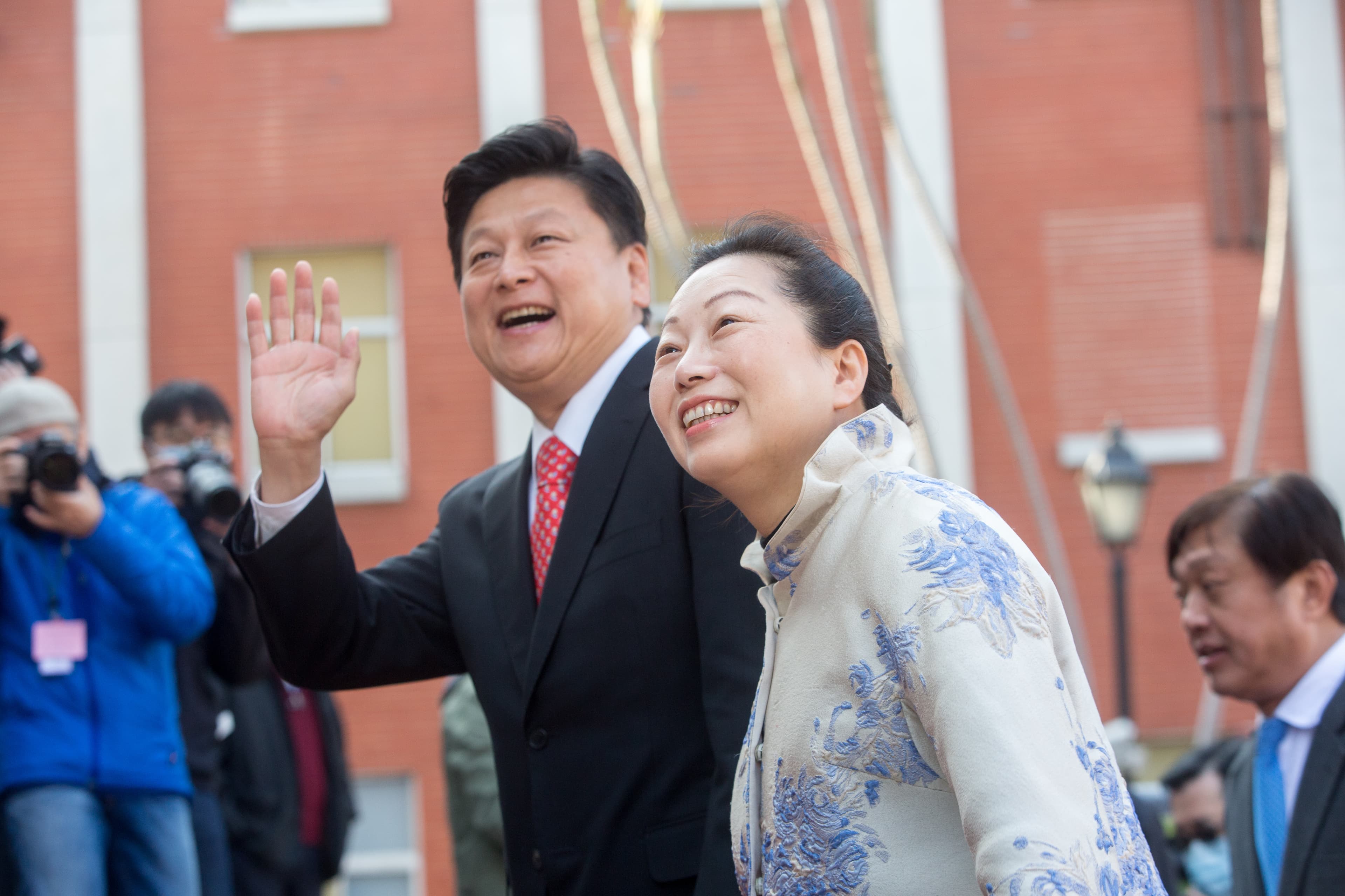 花蓮縣長徐榛蔚(右)2020年因違反黨紀替老公傅崐萁(左)站台,遭到國民黨停權1年。(本刊資料照)