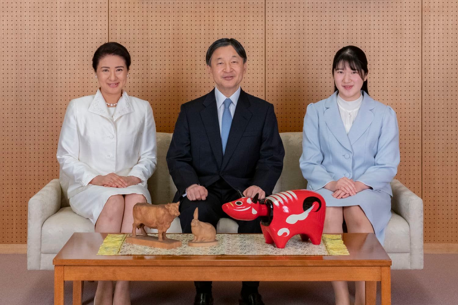 日本宮內廳月中公開天皇陛下(中)與雅子妃(左)以及愛子公主的近照。(翻攝自yahoo news)