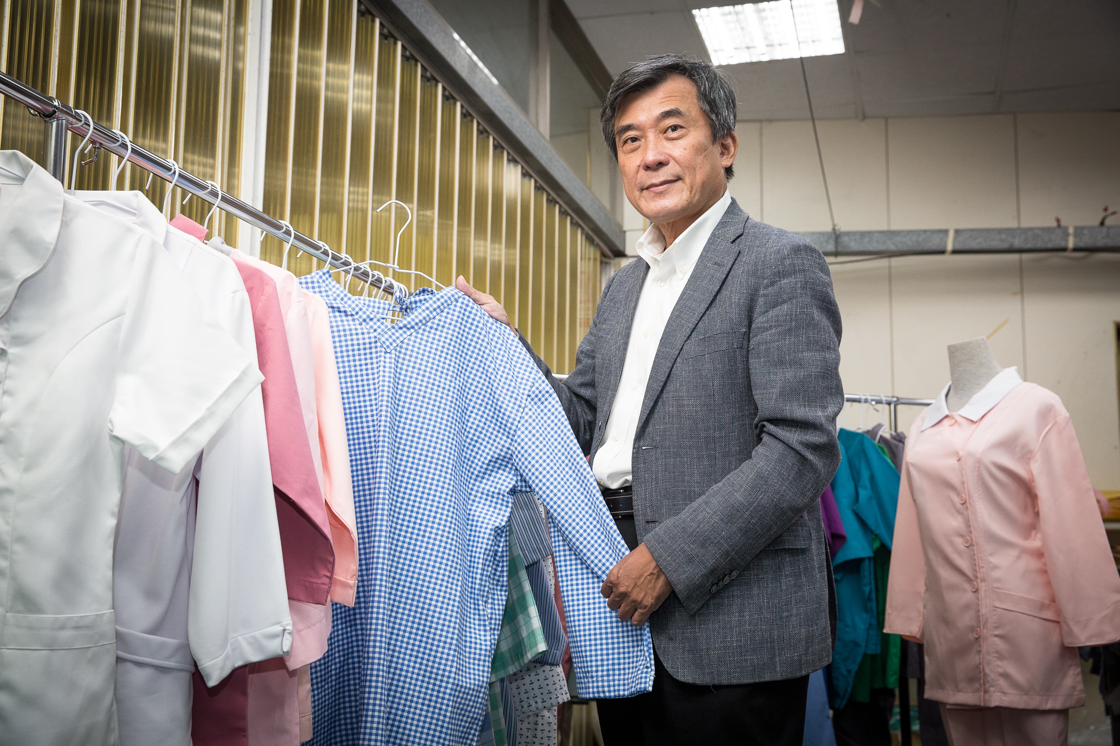 美德耐首創醫院布服租賃服務，也能為醫院客製化制服的花色與款式。
