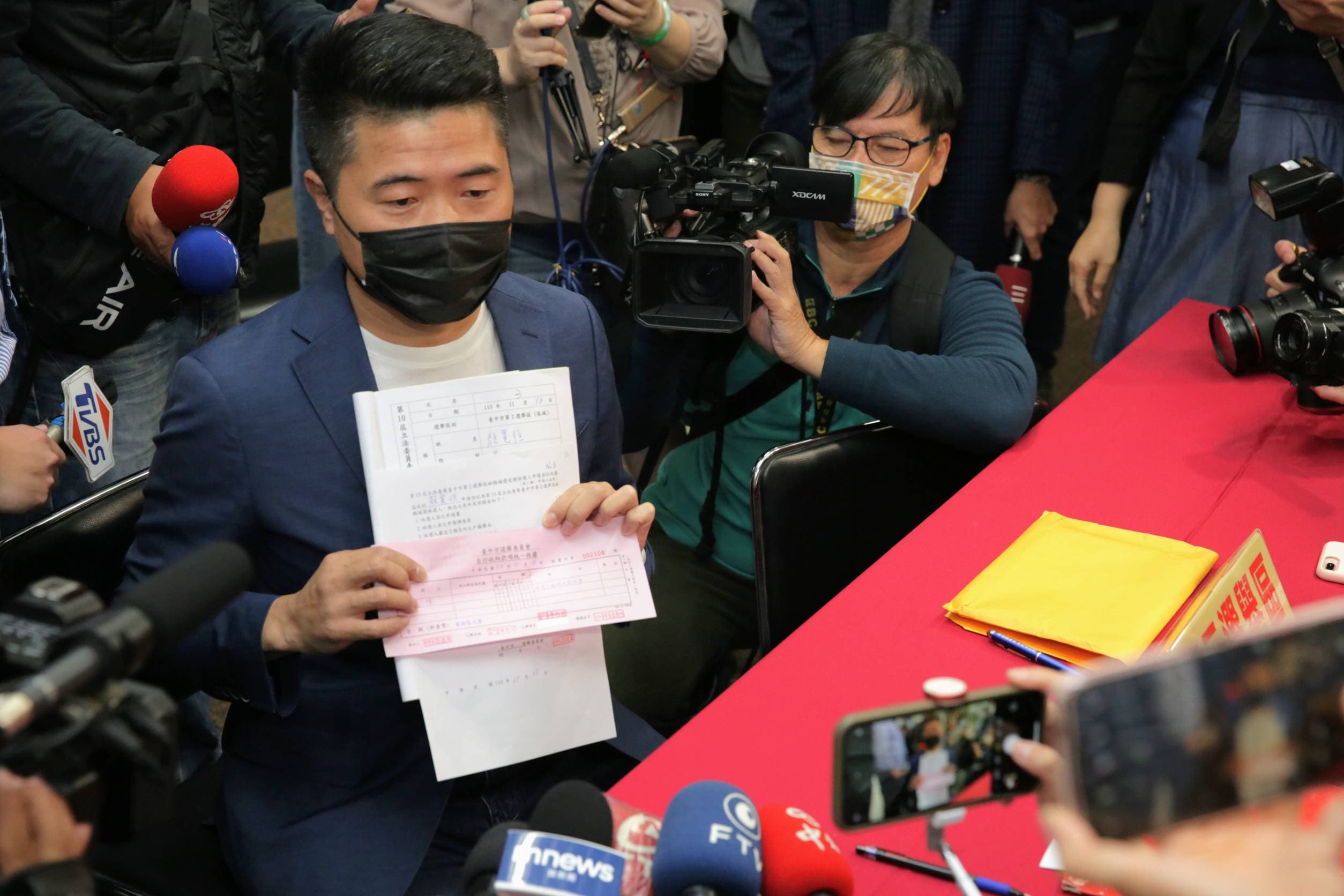 顏寬恒今天上午登記中二選區立委補選並接受訪問。