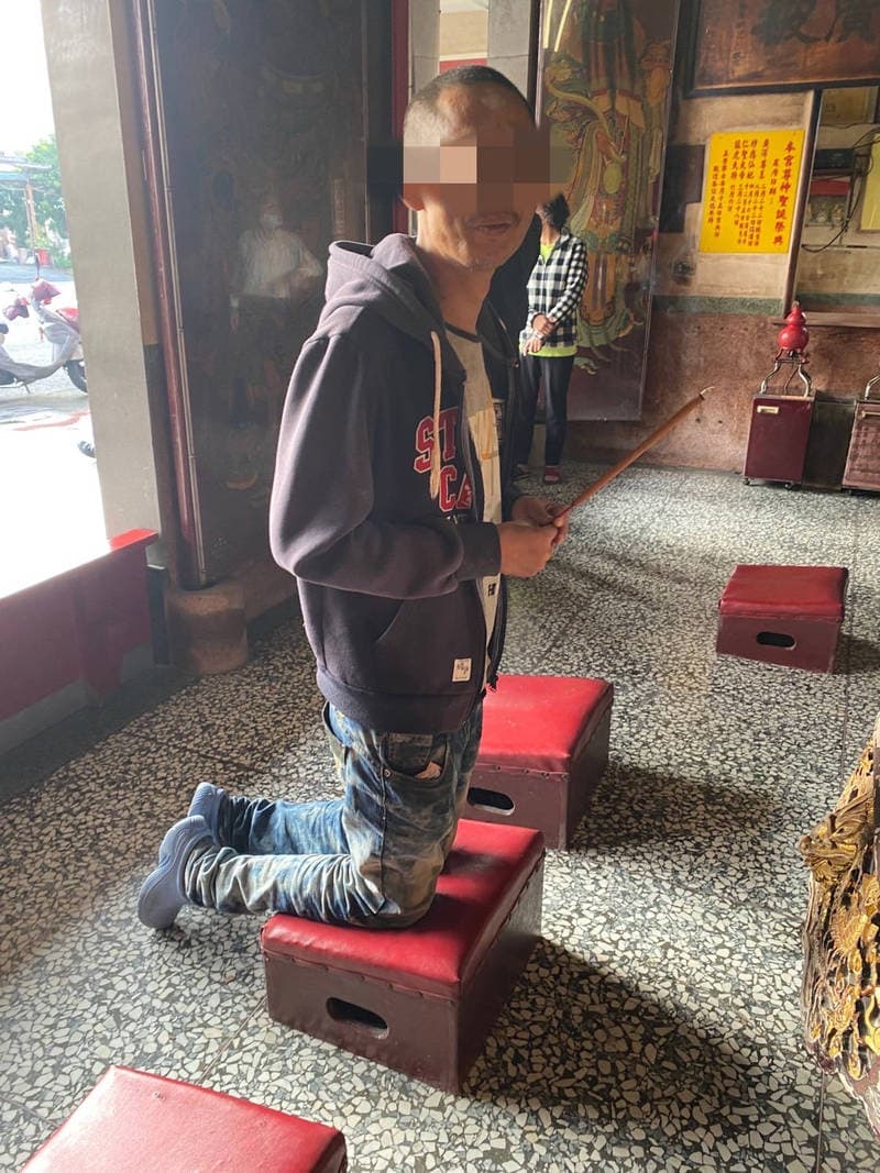 竊取神明銀牌的郭男拿香在神前跪拜懺悔,被警方逮個正著。(翻攝畫面)