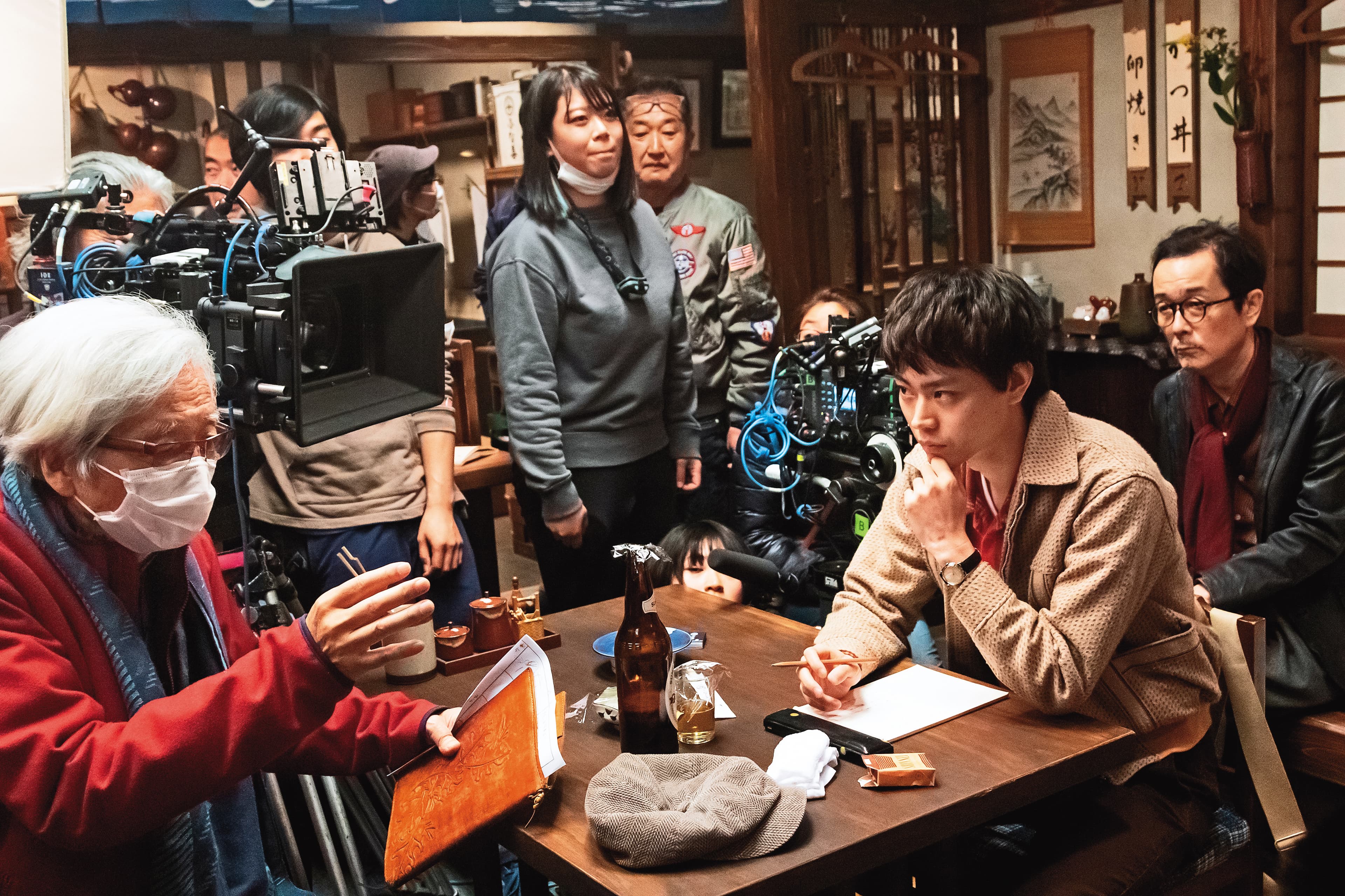 導演山田洋次（左一）在拍攝現場遇見問題會主動與演員討論。（采昌國際多媒體提供）