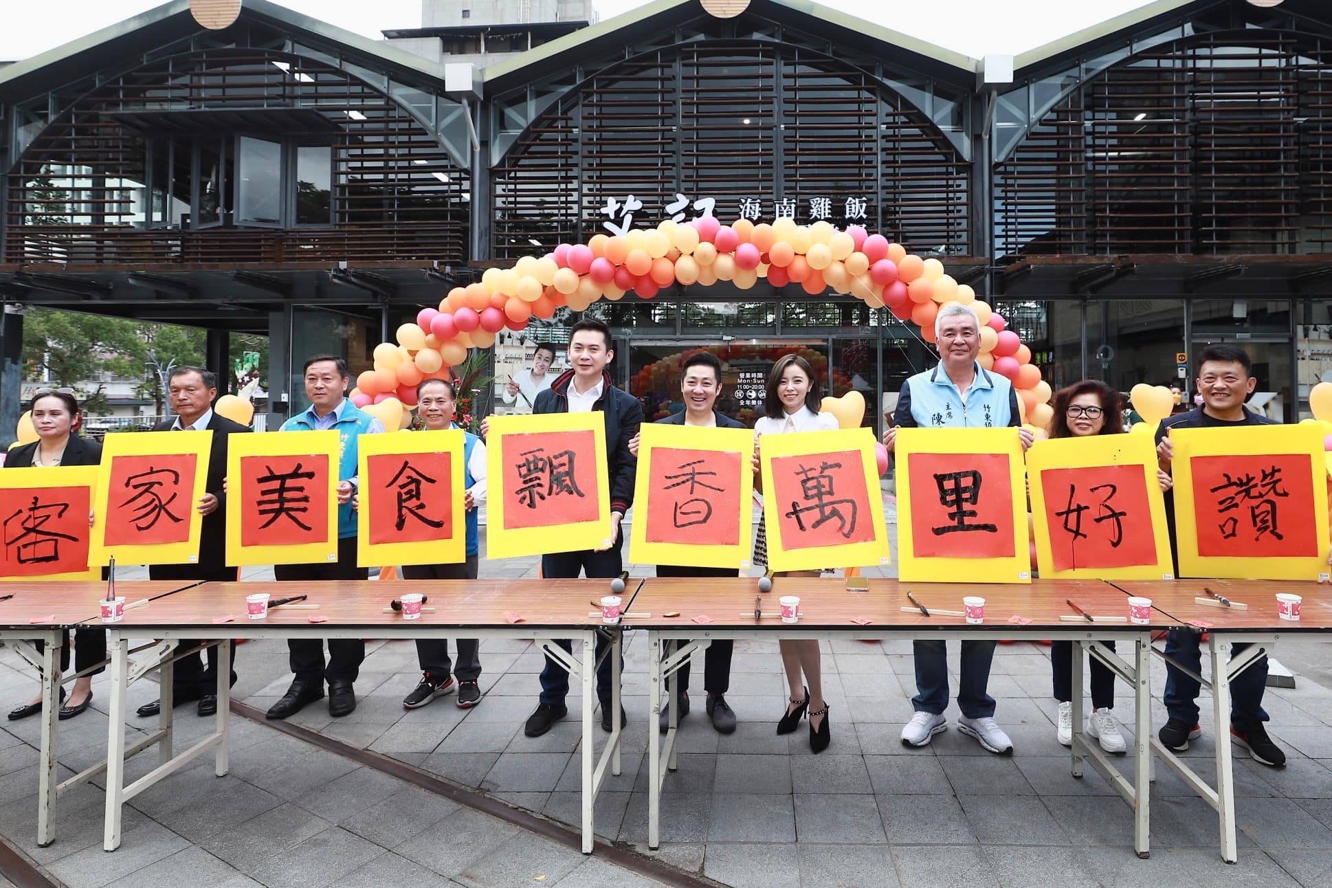 艾成和王瞳今天為海南雞飯品牌「艾記」出席開幕記者會。(民視提供)