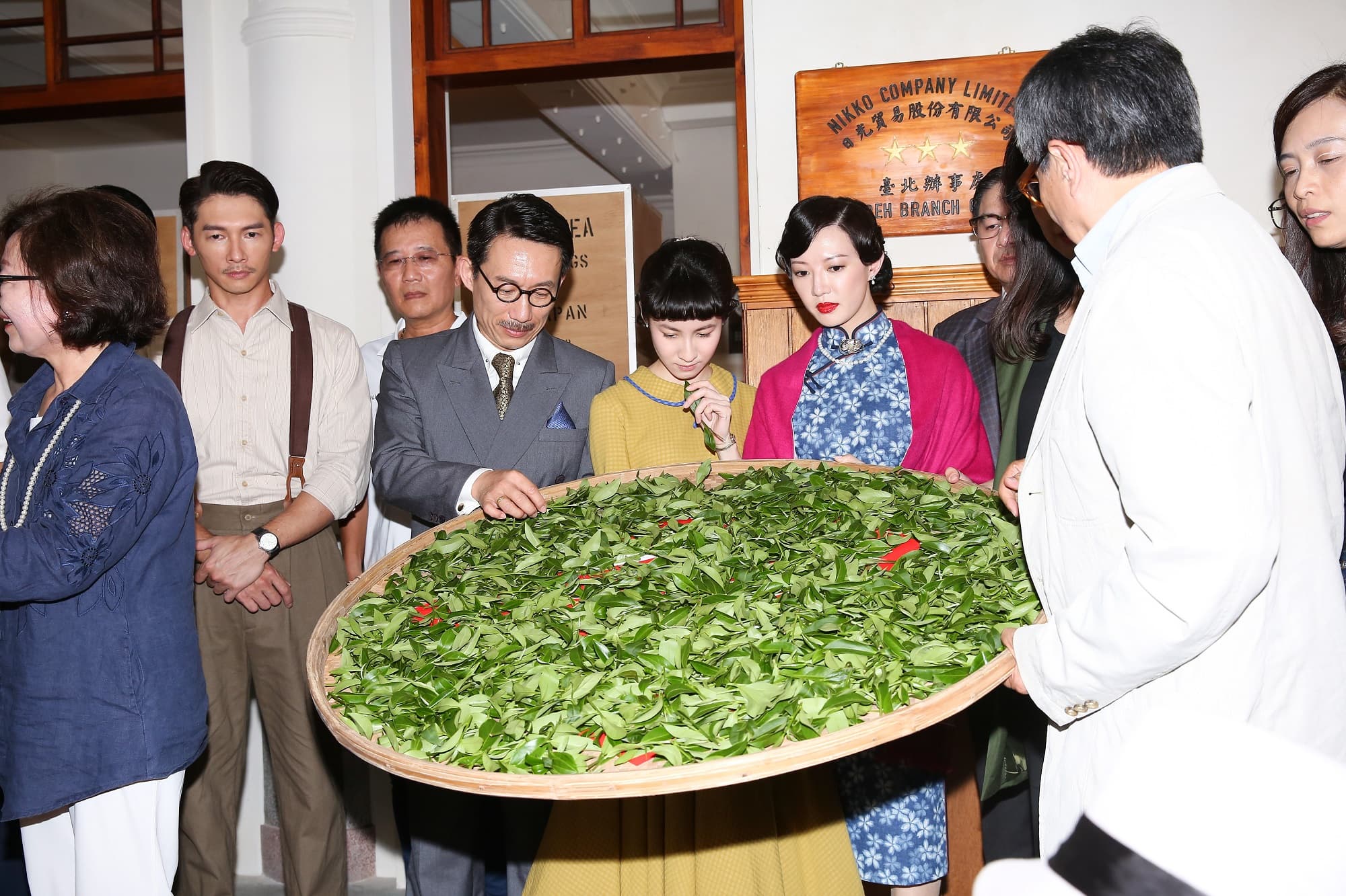 為熟練揉茶、搖菁動作,演員將加速茶菁室內萎凋的器具「笳藶」借回練習。