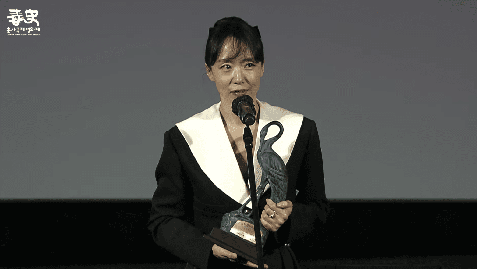全道嬿笑說《抓住救命稻草的野獸們》是她演出作品中最好看懂的,「但片名很難理解吧?」(截圖自春史電影獎YT)