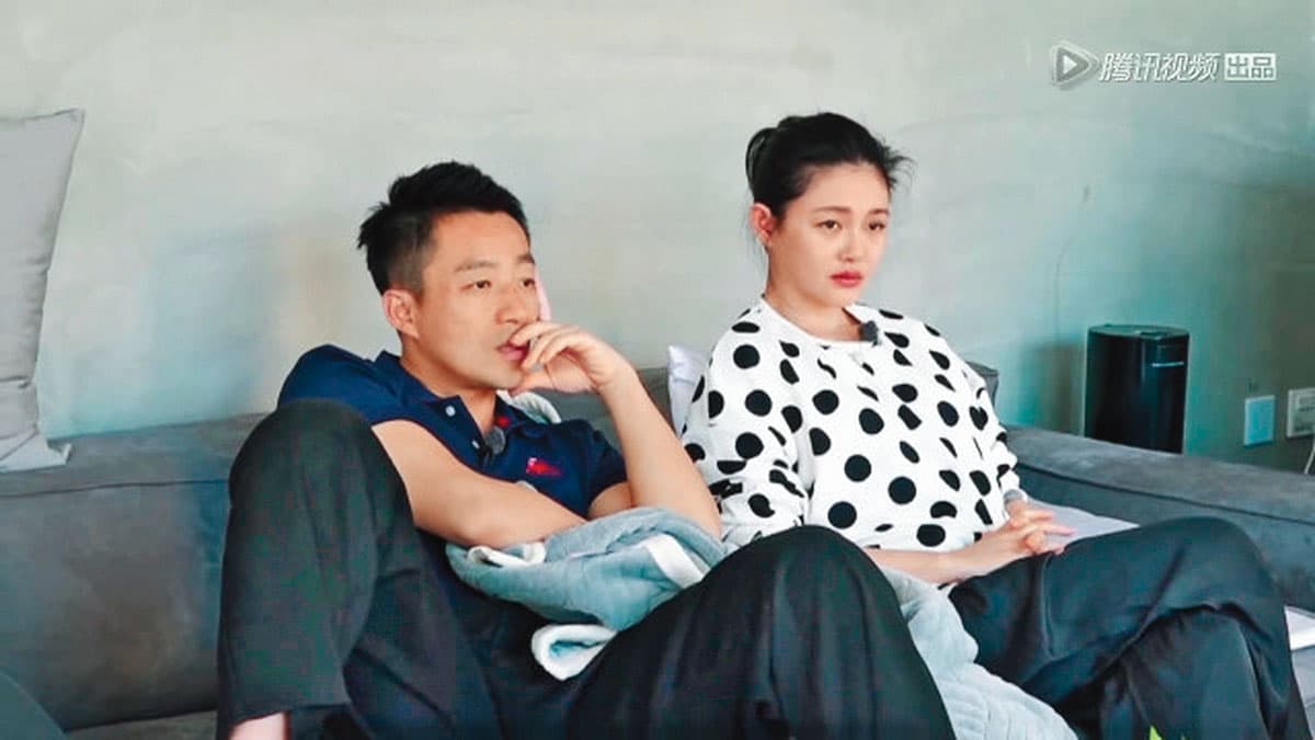汪小菲(左)與大S(右)婚後幸福美滿,經常上節目放閃,2人曾與江宏傑和福原愛先後上《幸福三重奏》即目,2對卻都傳婚變。(翻攝騰訊)