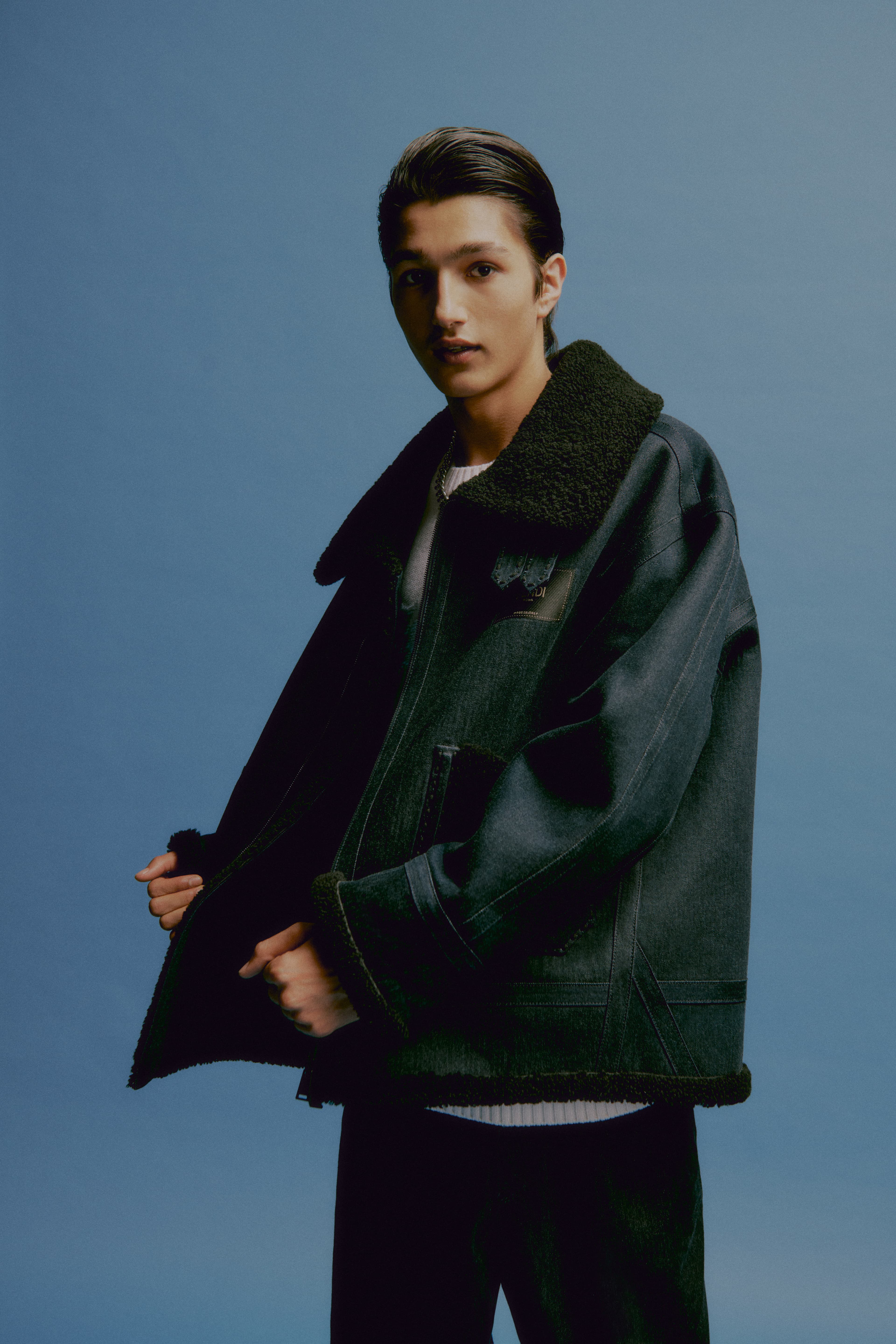 藍色牛仔布翻羊毛外套 NT$270,000 FENDI。(FENDI提供)