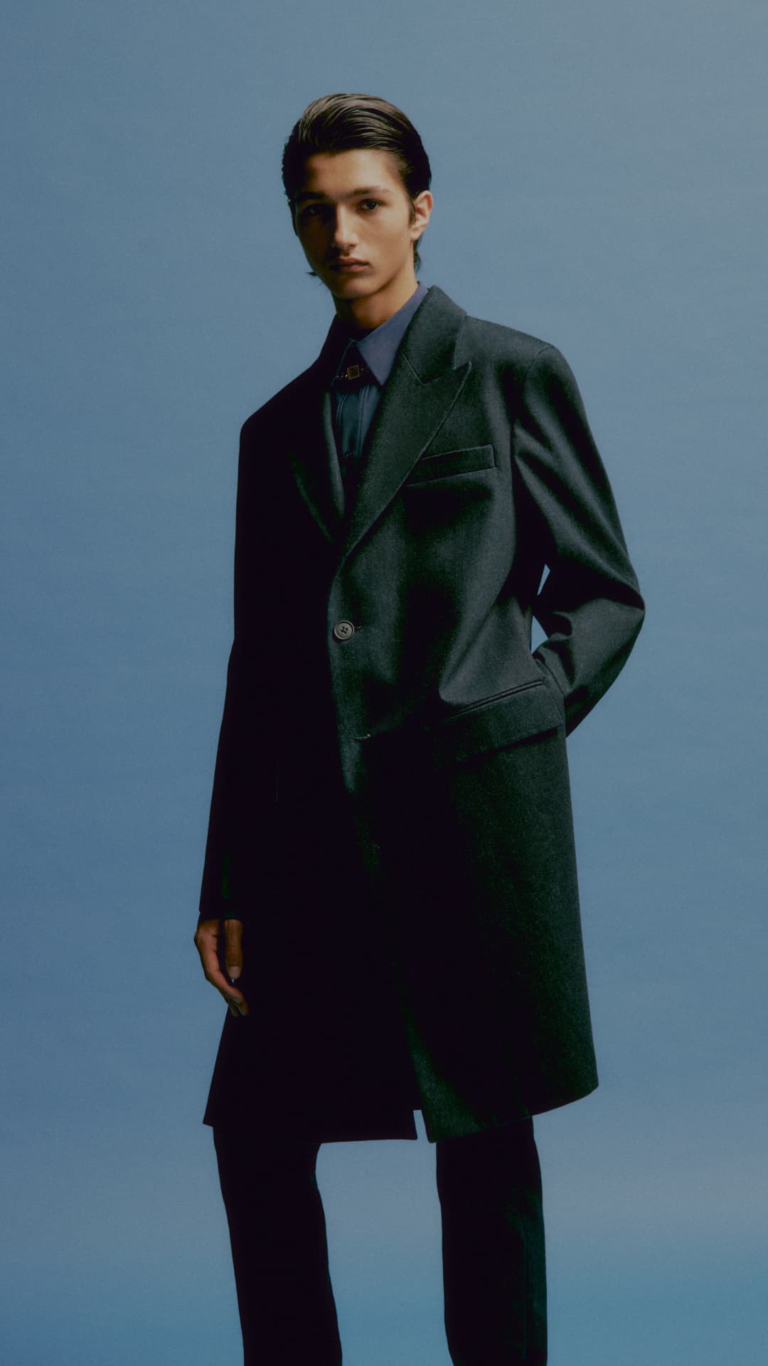 牛仔布藍色塗層外套 NT$79,000 FENDI。(FENDI提供)