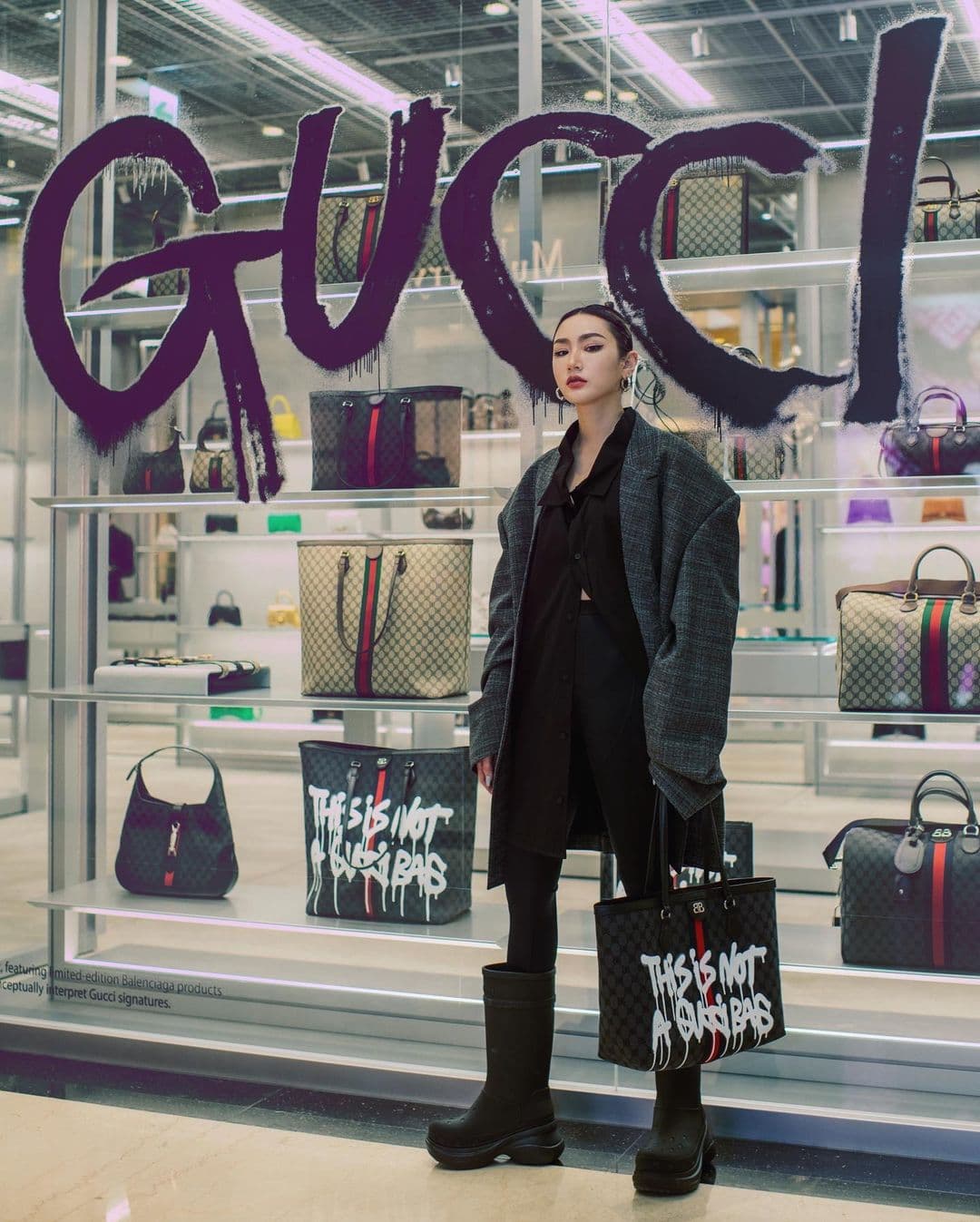 Balenciaga與Gucci雙聯名推出The Hacker Project 系列,雀斑小姐現身信義微風的Balencigia快閃店。(翻攝自雀斑小姐IG)