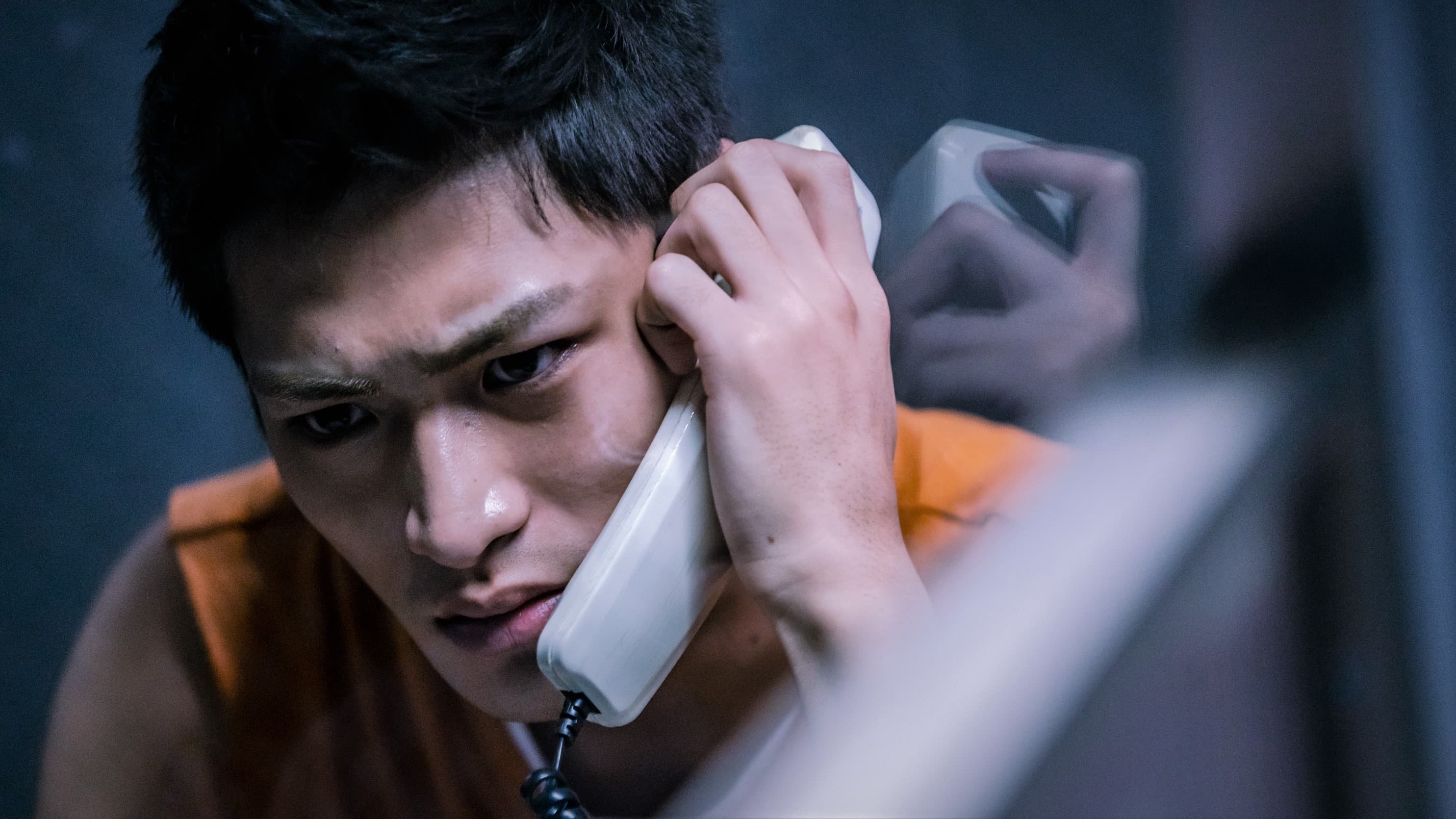 已婚的潘綱大在《該死的阿修羅》裡扮演中二男同志,深信隨機殺人犯,也是摯友的「詹文」並非故意殺人。(希望行銷提供)