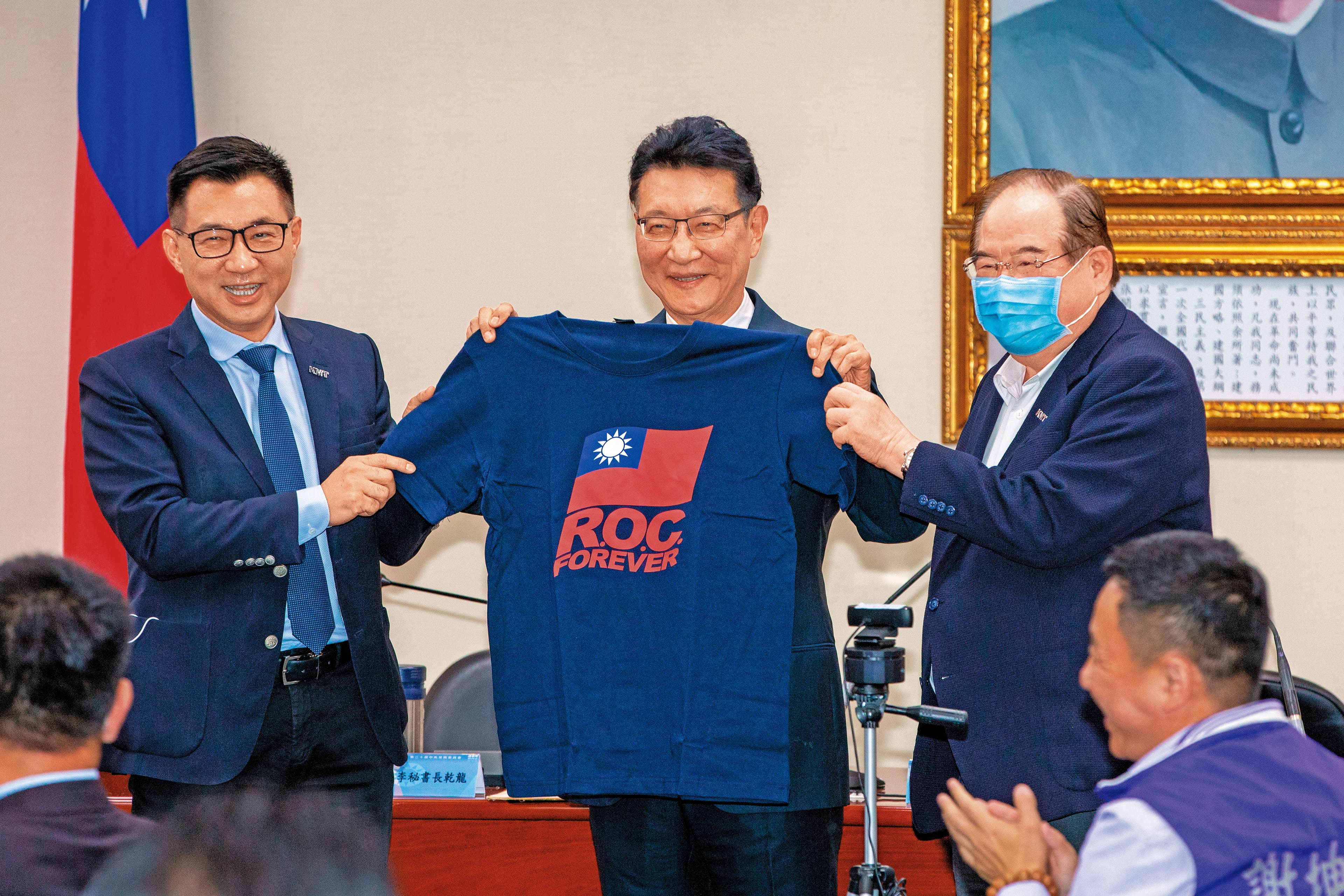 趙少康(中)拉攏非朱人馬入陣,包括江啟臣(左)、李乾龍(右)等人,遭解讀有意另立山頭。圖為趙少康4月赴中常會演講。.