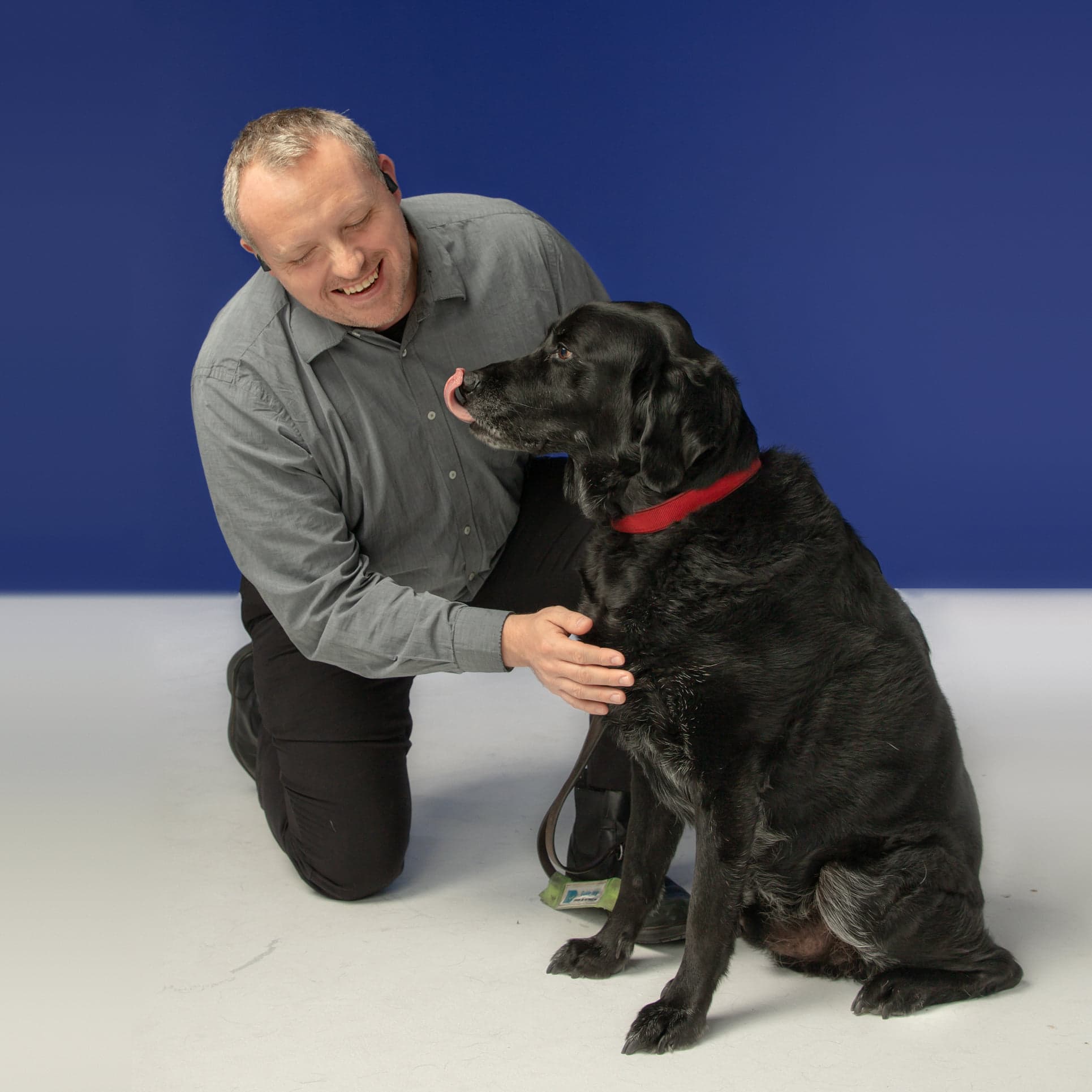 奈森在導盲犬的協助下,已逐漸恢復正常生活。(翻攝The Guide Dogs for Blind Association Facebook)
