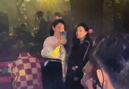活動結束後,舒淇(右)在派對上人氣頗旺,粉絲、嘉賓也跑來跟她合照。(讀者提供)