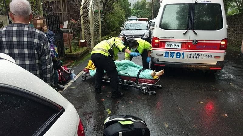 何男遭開槍射殺後當場倒地,警消到場後將何男送醫急救。(警方提供)