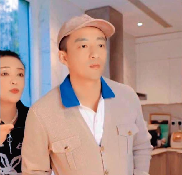 汪小菲(右)最近合體阿母張蘭(左),但全程零笑容,模樣略顯憔悴。