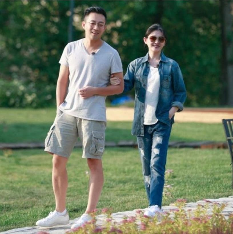 大S(右)與汪小菲(左)錄製真人秀《幸福三重奏》時,甜蜜攜手散步。(翻攝自Choco TV)