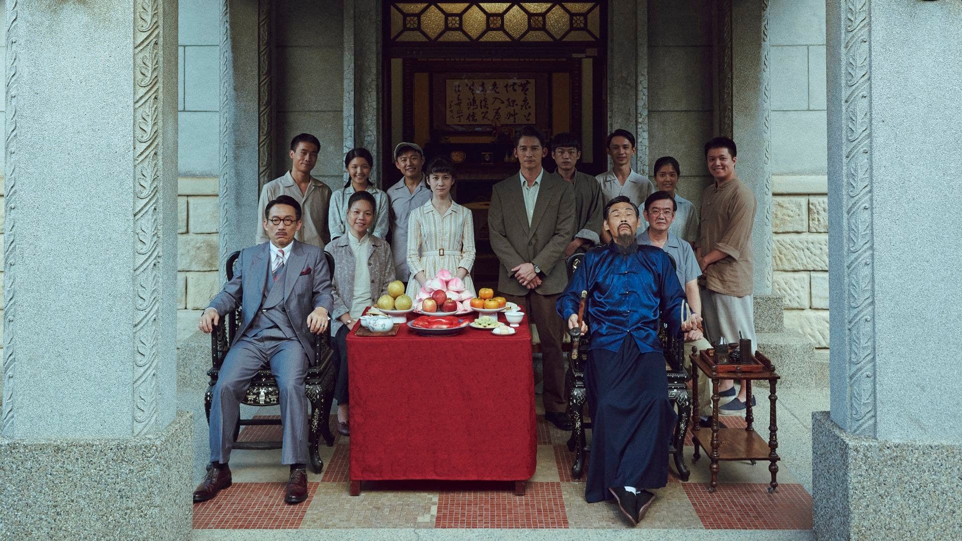 《茶金》由溫昇豪（第二排右二）、連俞涵（第二排左二）和郭子乾（第一排左一）等人主演，播出後本受到不少好評，不料因歷史劇情引發爭議。（翻攝自「茶金 Gold Leaf 公視戲劇」臉書）
