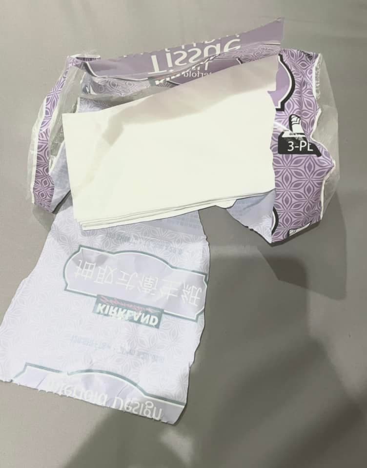 聶永真貼出包裝袋子破裂的照片,直言很不okay。(翻攝聶永真臉書)