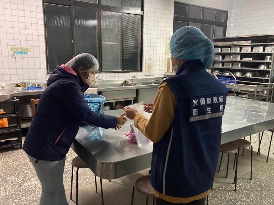 衛生局派員前往供餐營業場所及學校廚房稽查及採檢。(翻攝自林姿妙臉書)
