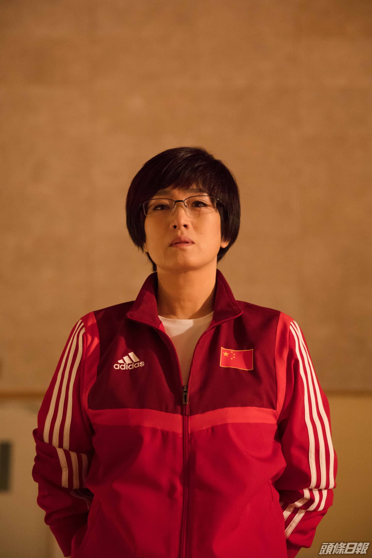 鞏俐在電影《奪冠》神還原中國女排教練郎平,她為演出郎平花了數個月的時間觀察對方,也練習排球。(網路圖片)