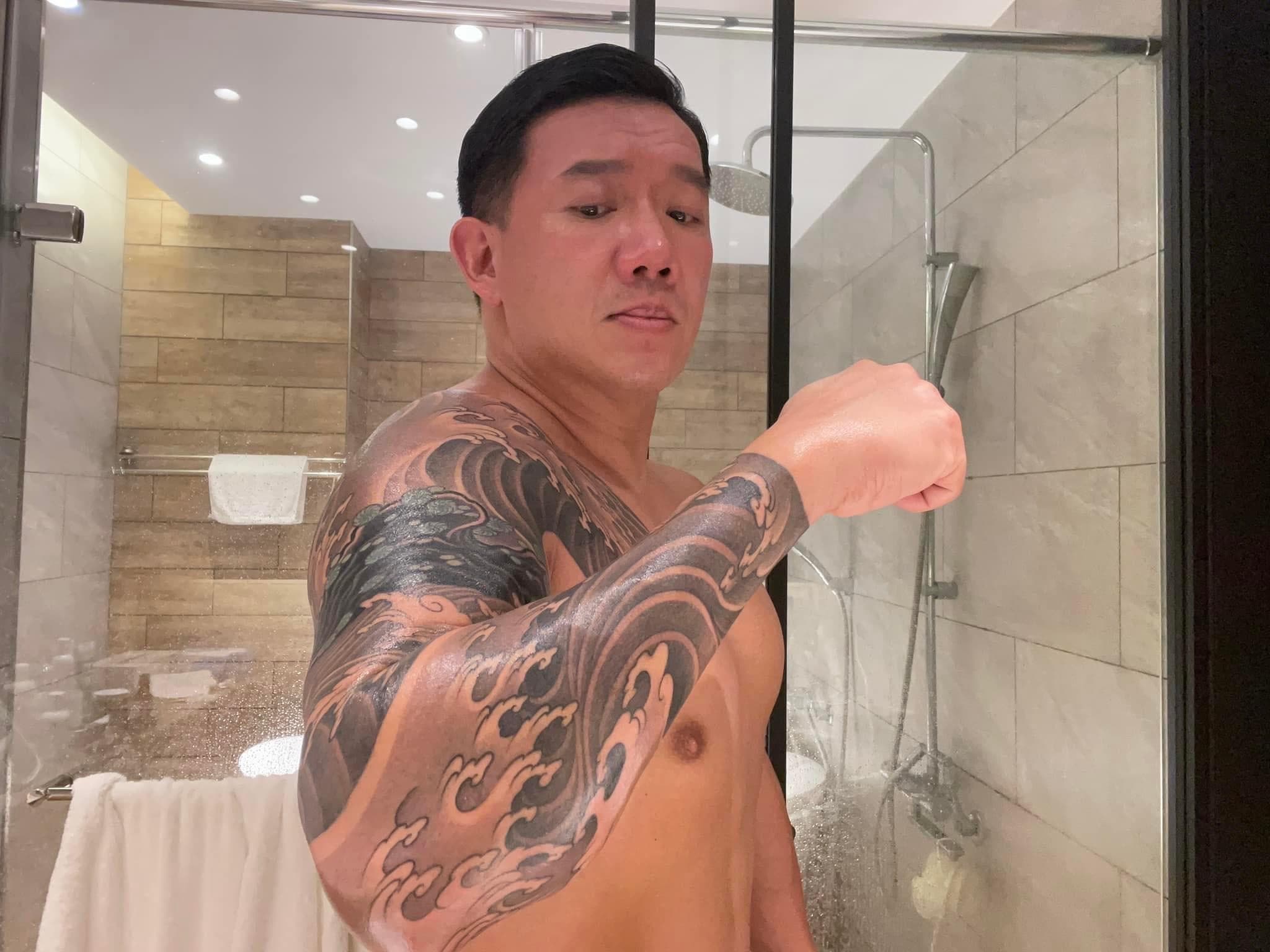 杜汶澤為了慶祝來台1週年還特地在手臂上刺了大片海浪圖樣。(翻攝自杜汶澤臉書)