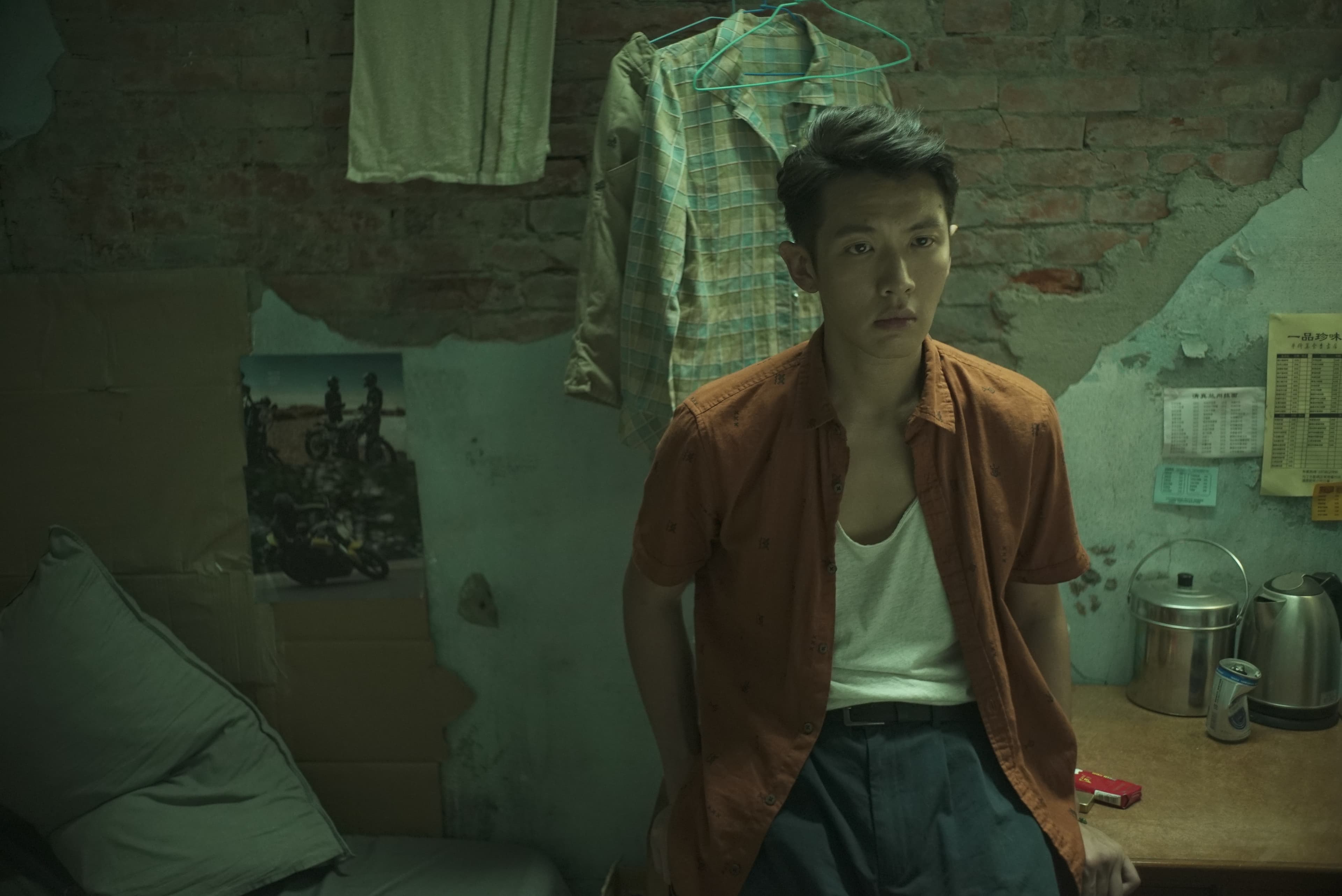 近期連推3部作品的柯震東，在《金錢男孩MONEYBOYS》中的樣子相當迷人。（可樂電影提供）