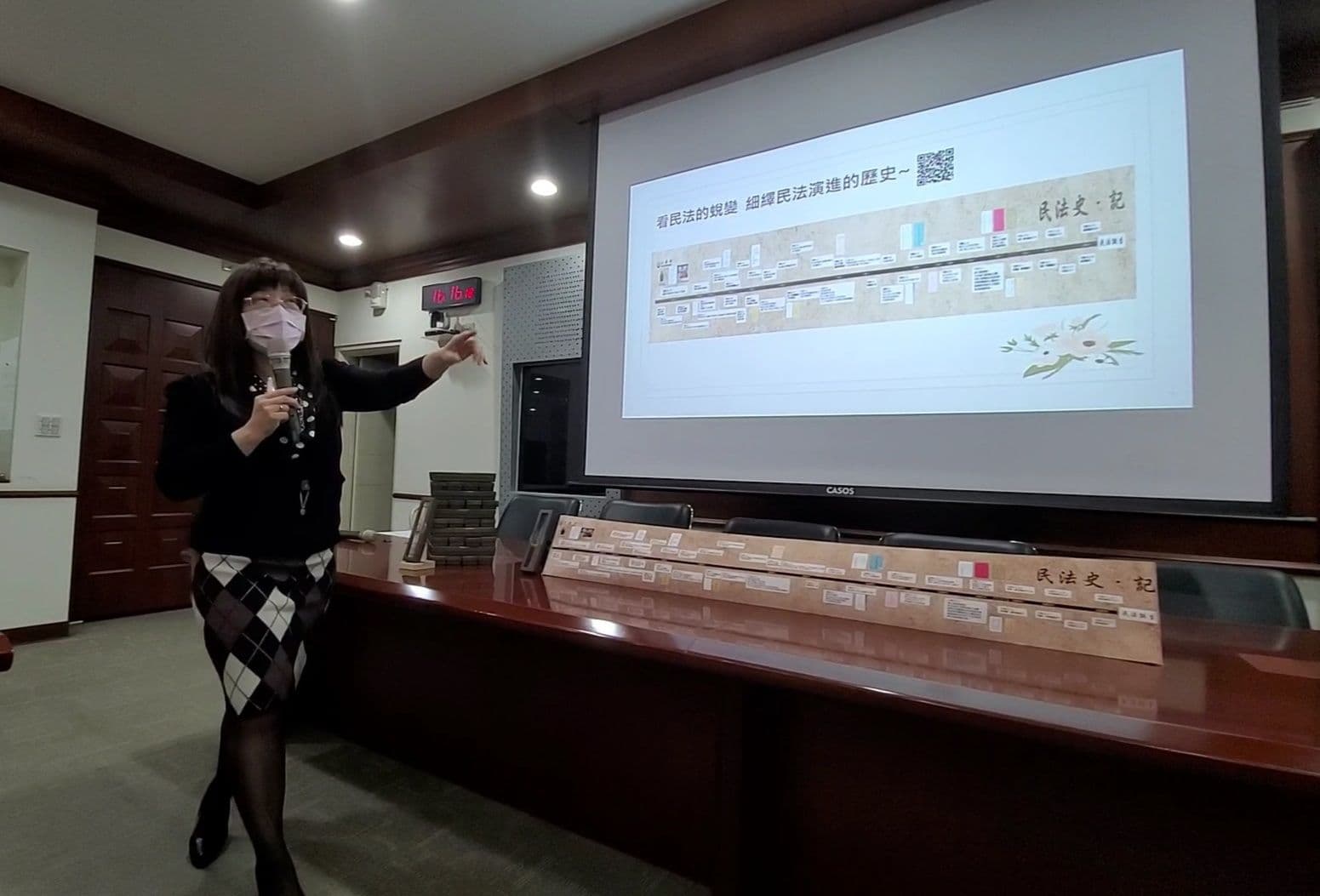 法務部法律事務司司長鍾瑞蘭極為用心，透過一張簡圖，輕易教育民眾了解民法近百年的演進歷程。