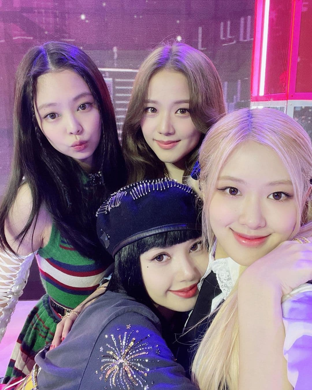 BLACKPINK成員LISA(左下)確診新冠肺炎,另外3名成員已接受PCR檢查,正在等待結果出爐。(翻攝Rosé IG)