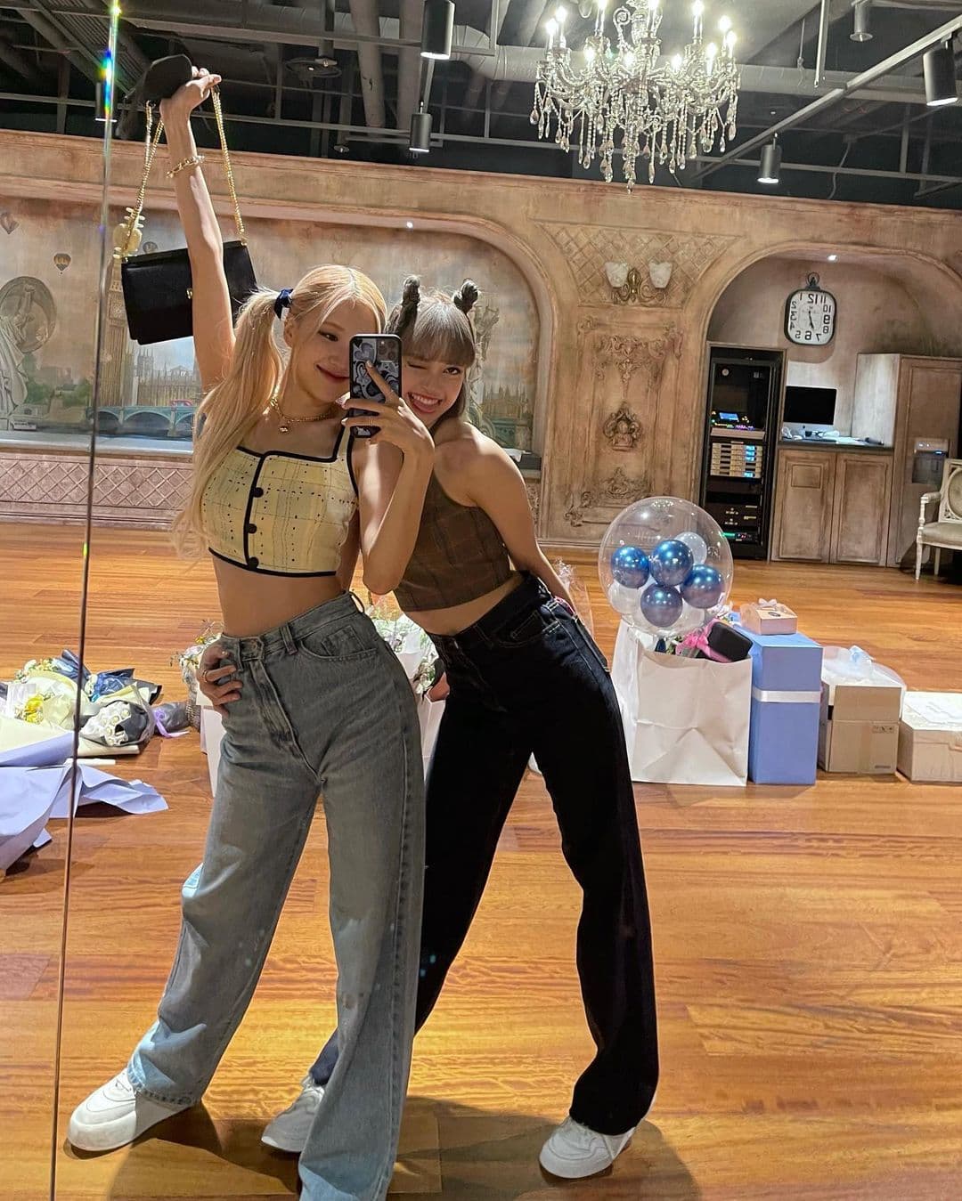 Rosé(左)因為與LISA有過接觸史,目前也暫停所有工作。(翻攝Rosé IG)